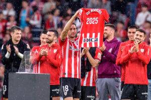 El lateral del Athletic Óscar de Marcos (c) ha anunciado su renovación hasta 2025, al término del partido de Liga en Primera División que Athletic Club y Sevilla FC han disputado en el estadio de San Mamés. EFE/Javier Zorrilla