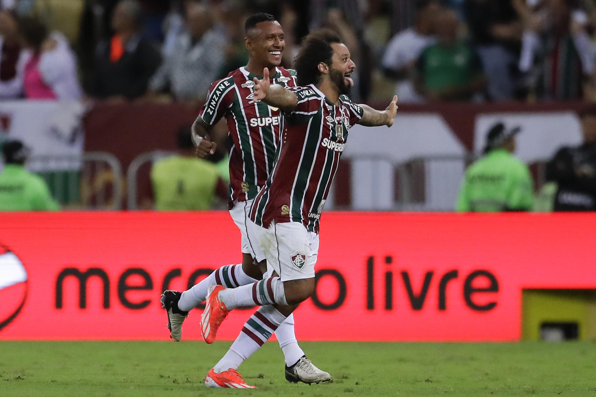 Marcelo (d), de Fluminense, celebra un gol este miércoles en un partido de la fase de grupos de la Copa Libertadores ante Alianza Lima en el estadio Maracaná en Río de Janeiro (Brasil). EFE/ Andre Coelho 