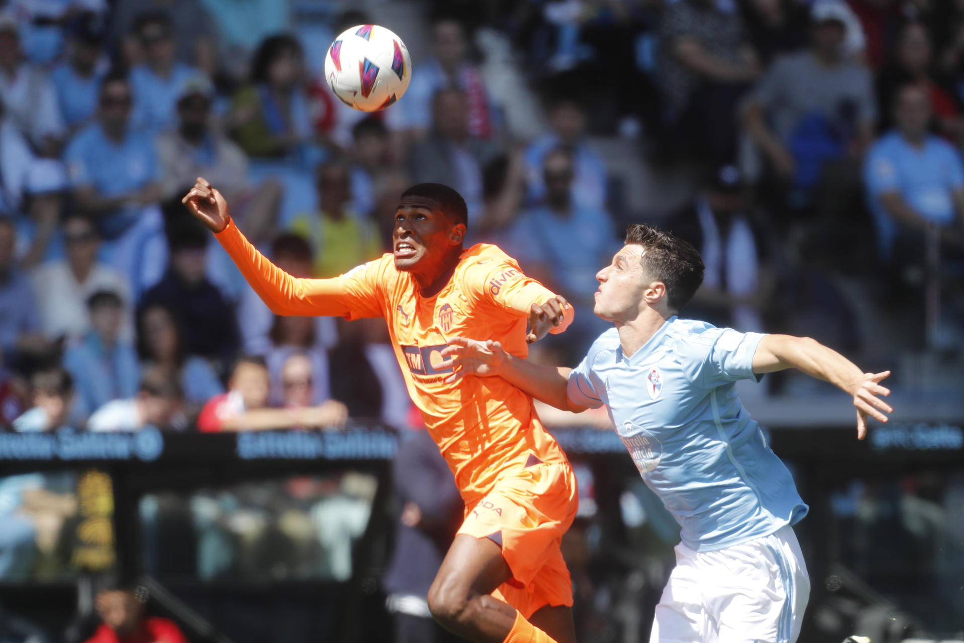 El defensa del Valencia Cristhian Mosquera y el delantero griego del Celta de Vigo Anastasios Douvikas, durante el último partido de LaLiga EA Sports en el estadio Balaídos este domingo. EFE / Salvador Sas