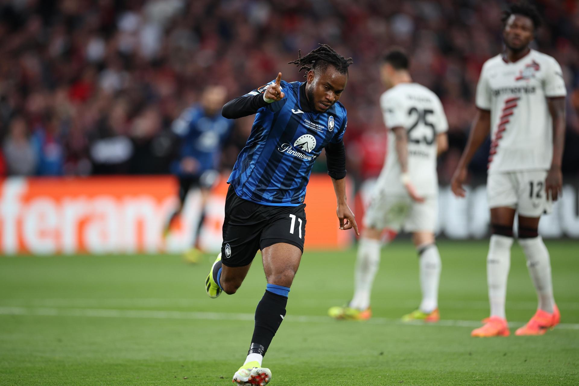 El jugador nigeriano del Atalanta Ademola Lookman (CR) celebra un gol durante el partido de la UEFA Europa League que han jugado Atalanta BC y Bayer 04 Leverkusen, en Dublín, Irlanda. EFE/EPA/ADAM VAUGHAN 