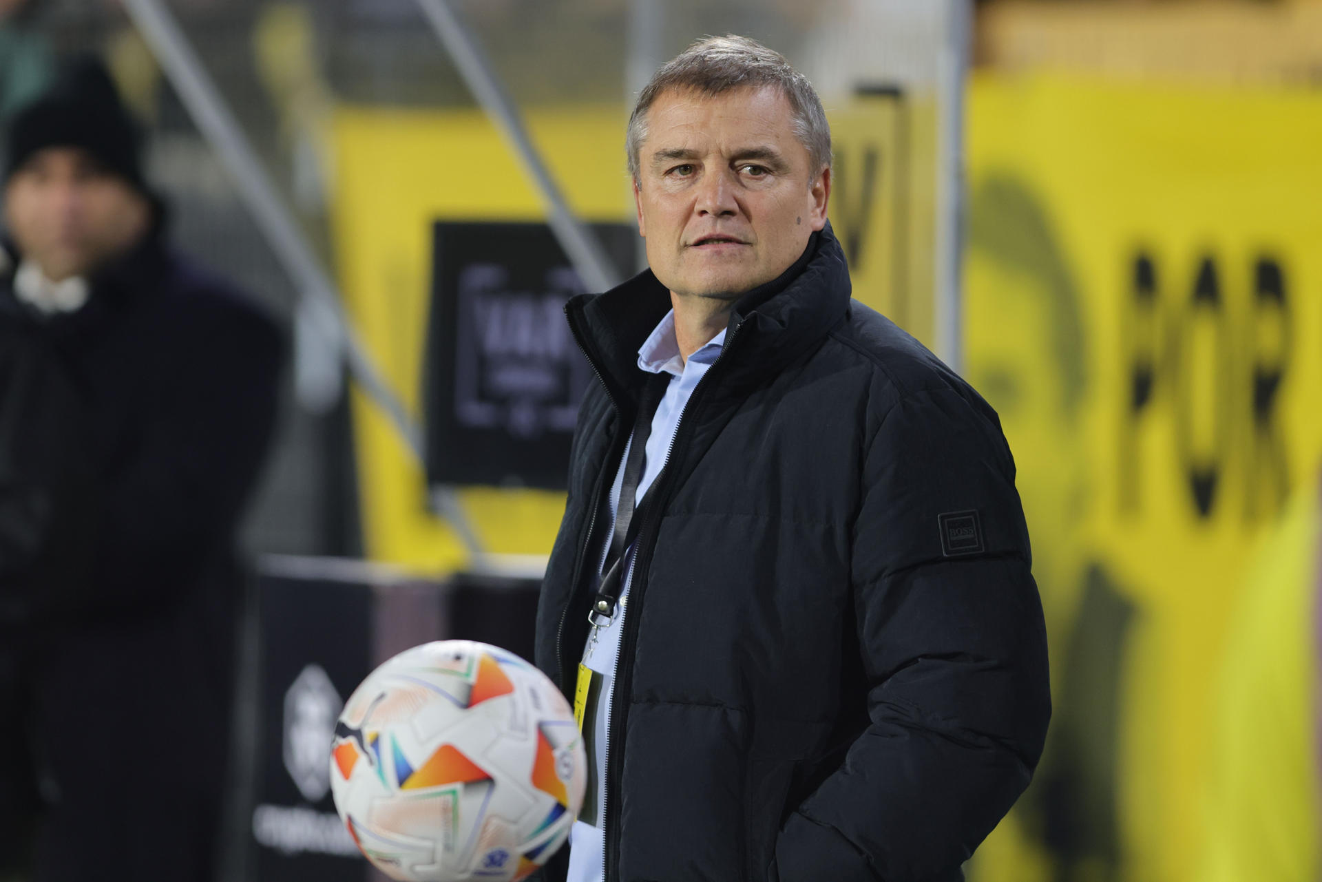 El entrenador de Peñarol Diego Aguirre observa desde el banco a su equipo ante Rosario Central durante un partido de la Copa Libertadores en Montevideo (Uruguay). EFE/ Gastón Britos 