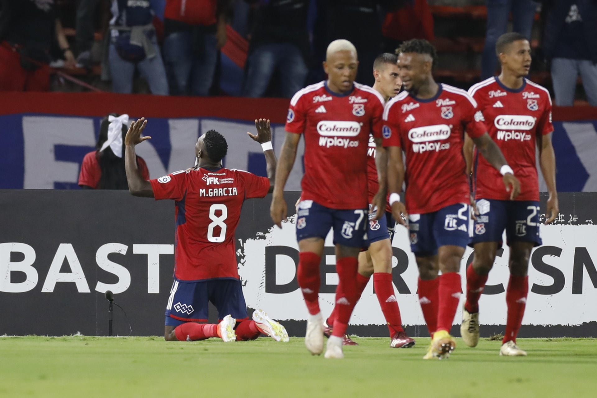 Ménder García (i) de Independiente celebra un gol este miércoles, en un partido de la fase de grupos de la Copa Sudamericana. EFE/ Luis Eduardo Noriega Arboleda 