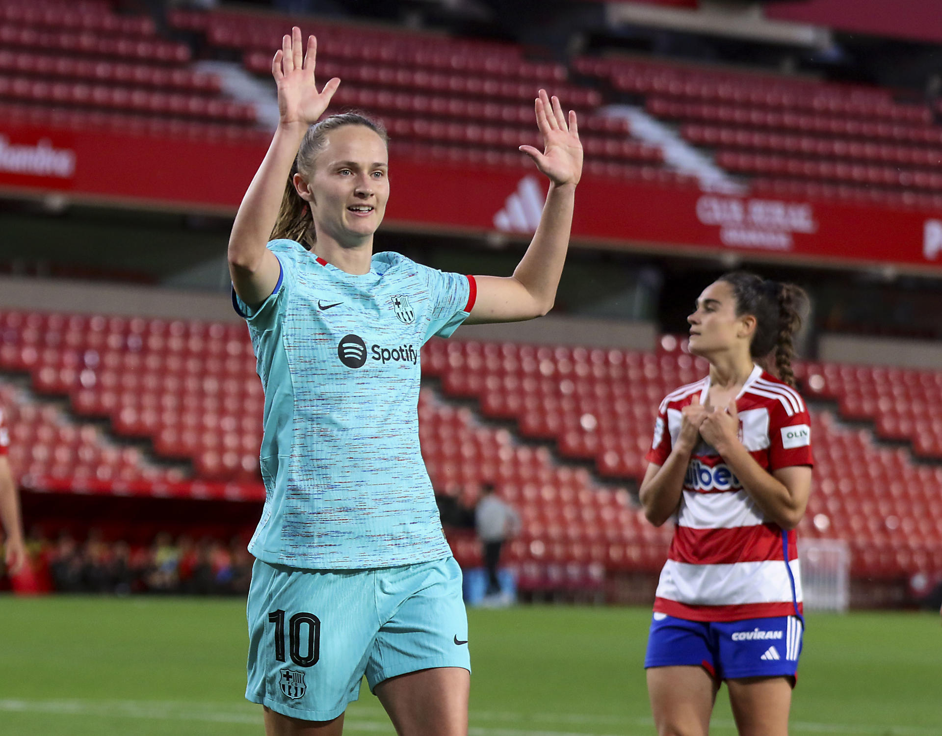 La delantera noruega del FC Barcelona, Caroline Graham, celebra uno de los goles conseguidos por su equipo durante el encuentro correspondiente a la jornada 26 de la Liga F que Granada y FC Barcelona disputaron en el Nuevo Estadio de Los Cármenes. EFE / Pepe Torres. 