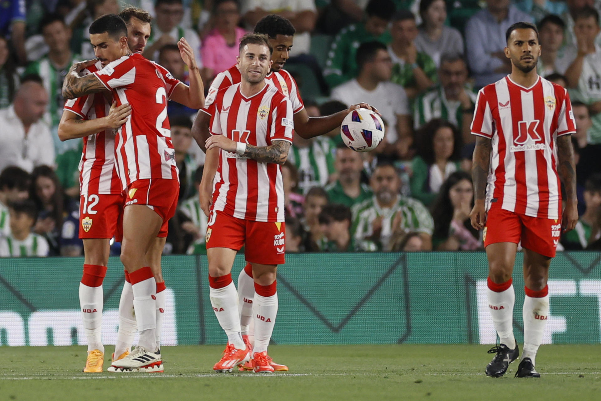 El delantero brasileño del Almería Leo Baptistao (i) celebra su gol durante el partido de LaLiga en el estadio Benito Villamarín, en Sevilla. EFE/José Manuel Vidal 