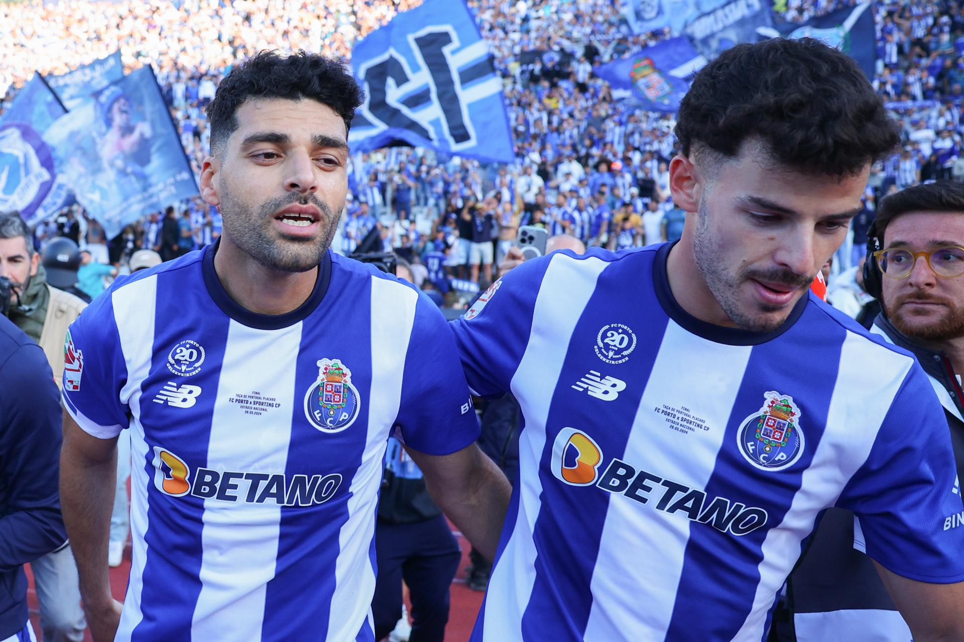 El jugador del FC Porto Mehdi Taremi (I) celebra el 2-1 durante la final de la Copa Portuguesa. EFE/EPA/ANTONIO COTRIM 