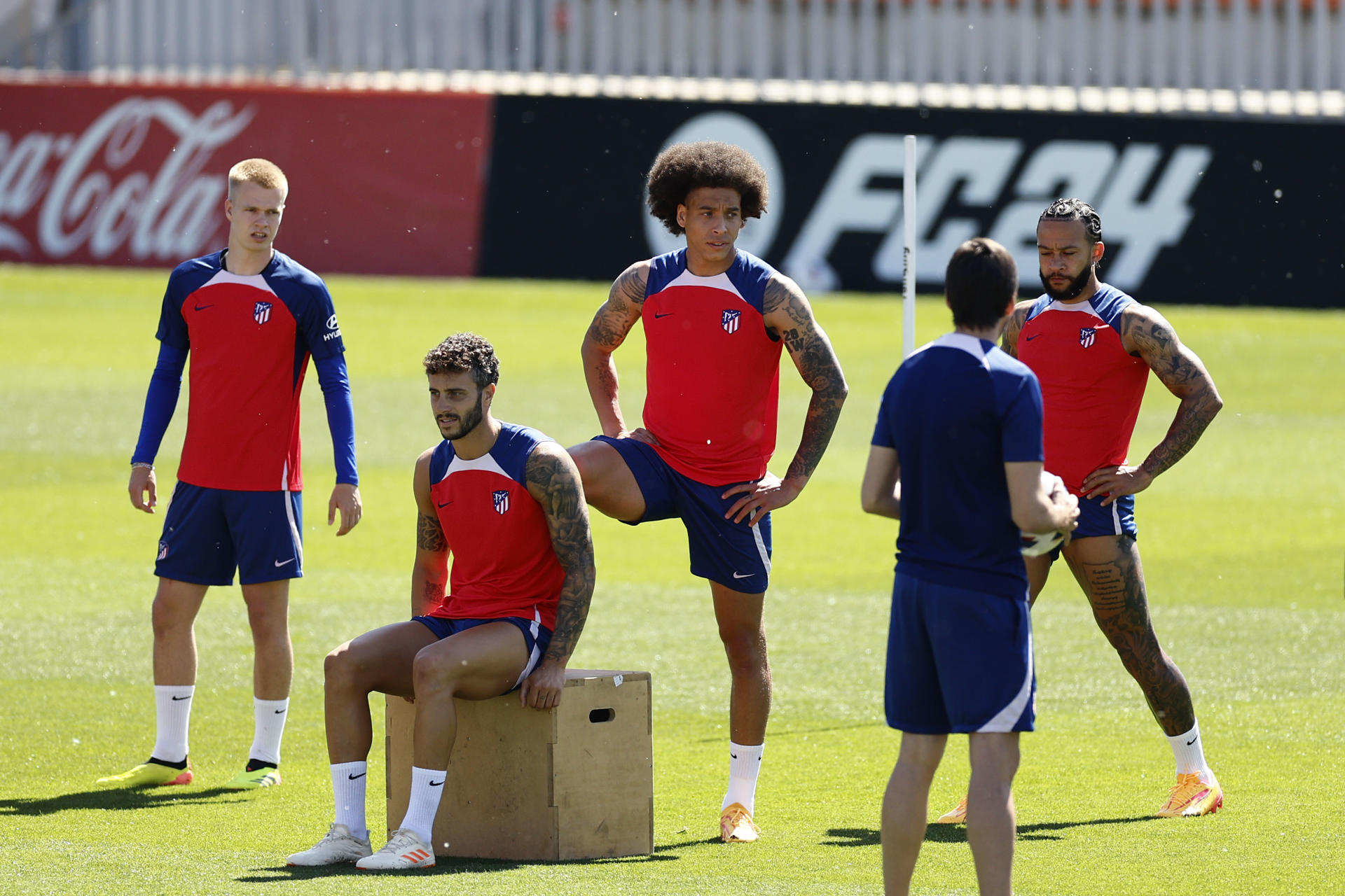 Uruguayo Giménez y Memphis, en la convocatoria del argentino Simeone