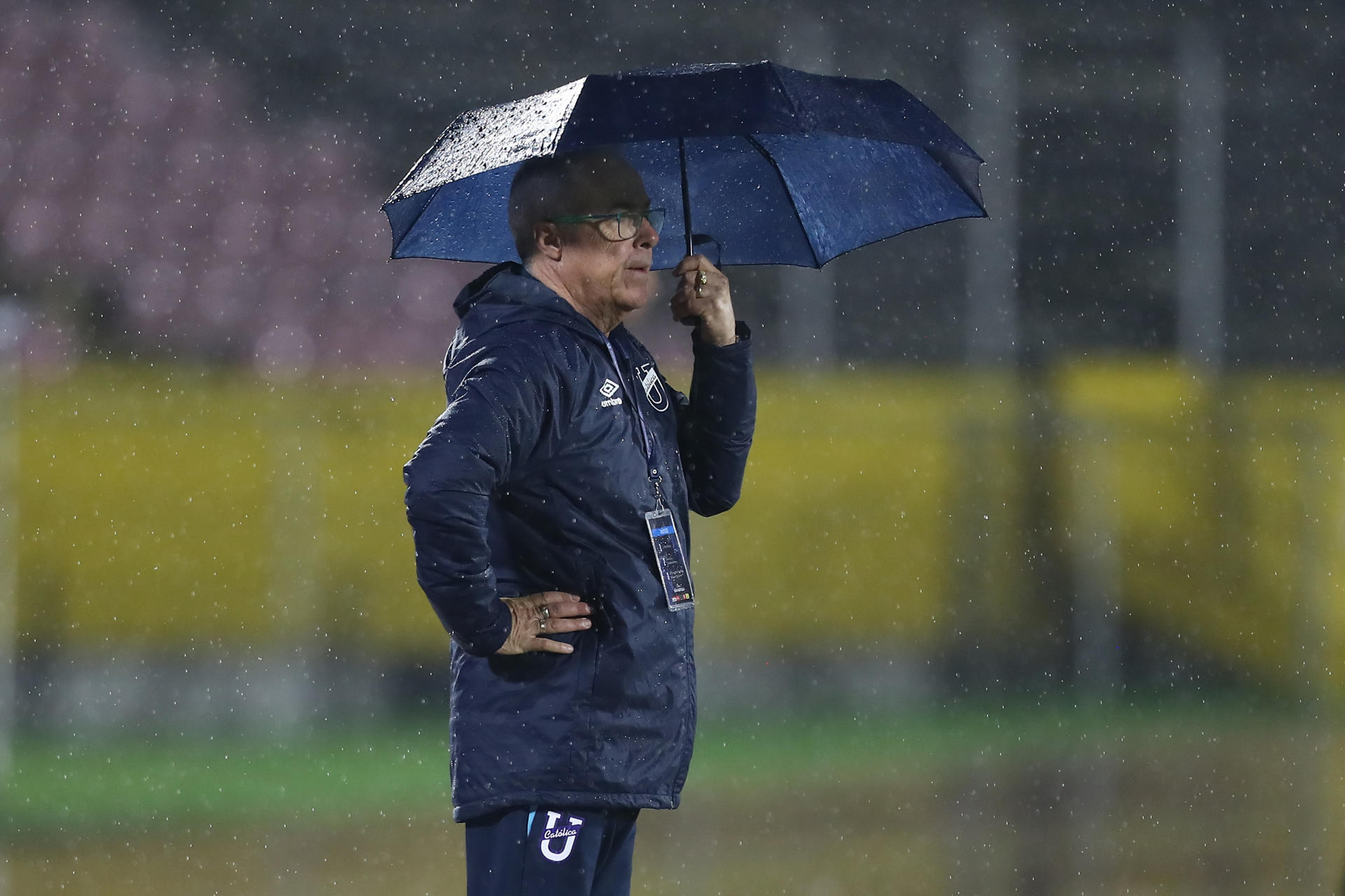 El entrenador de la Universidad Católica, Jorge Célico, observa desde el banco las acciones del partido ante Alianza FC en el estadio Olímpico Atahualpa en Quito (Ecuador). EFE/ José Jácome 