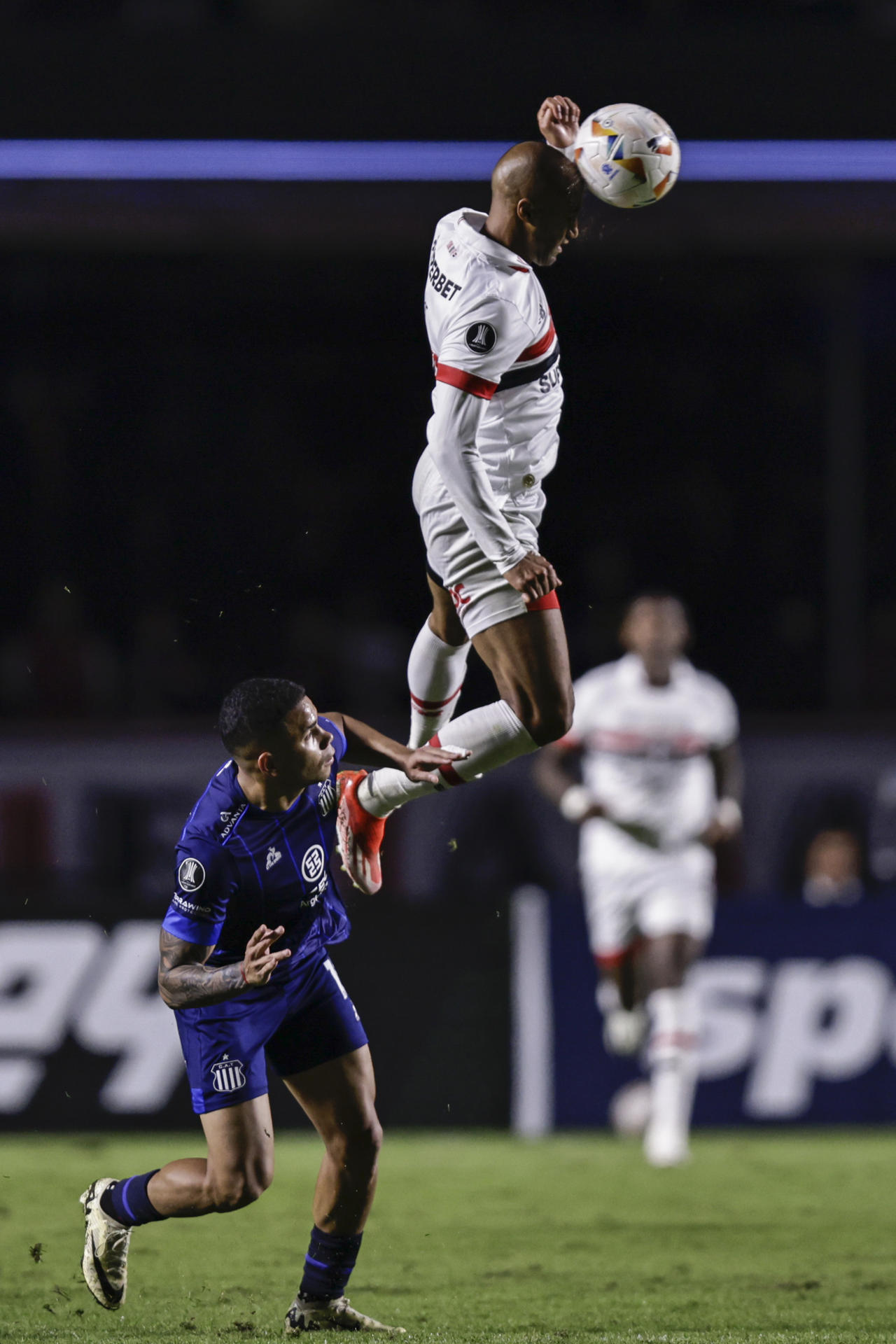 alt 2-0. São Paulo le birla el liderato a Talleres en un partido con tángana y polémica