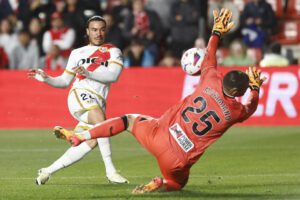 alt 0-1. El Almería asalta Vallecas con Luis Maximiano de héroe