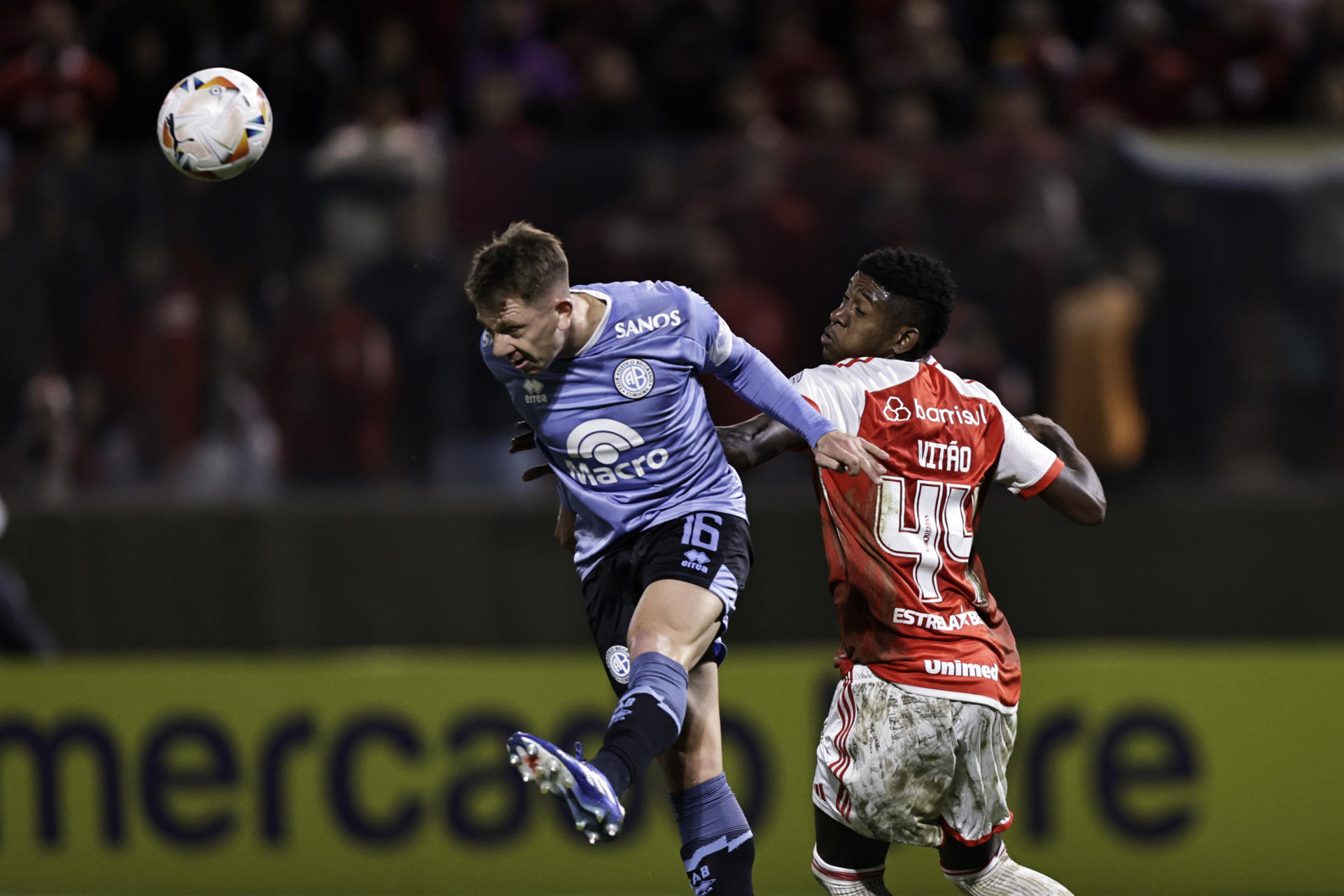 Vitão (d), de Internacional, disputa un balón con Esteban Rolón, de Belgrano, en un partido del grupo C de la Copa Sudamericana en el estadio Arena Barueri en Porto Alegre (Brasil). EFE/ Isaac Fontana 