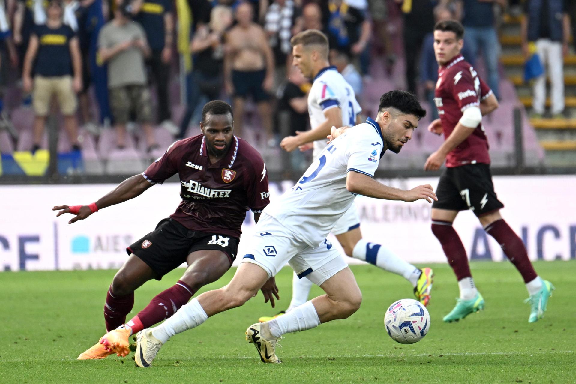 Lassana Coulibaly, del Salernitana, y Suat Serdar, del Verona, en acción durante el partido de la Serie A italiana en el que el equipo veronés, con su triunfo por 1-2, aseguró su presencia un año más en la máxima competición. EFE/EPA/MASSIMO PICA 