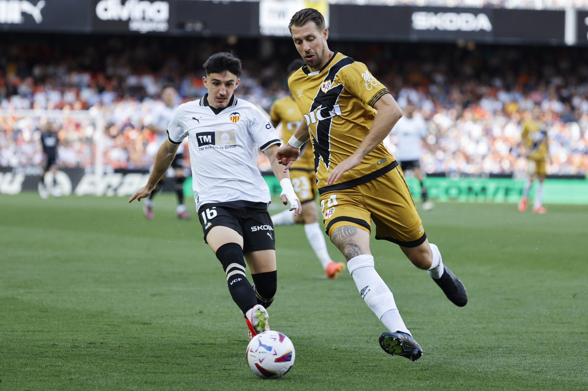 El centrocampista del Valencia Diego López (i) pelea un balón con Florian Lejeune, del Rayo Vallecano, durante el partido de LaLiga entre el Valencia y el Rayo Vallecano, este domingo en el estadio de Mestalla. EFE/ Ana Escobar 