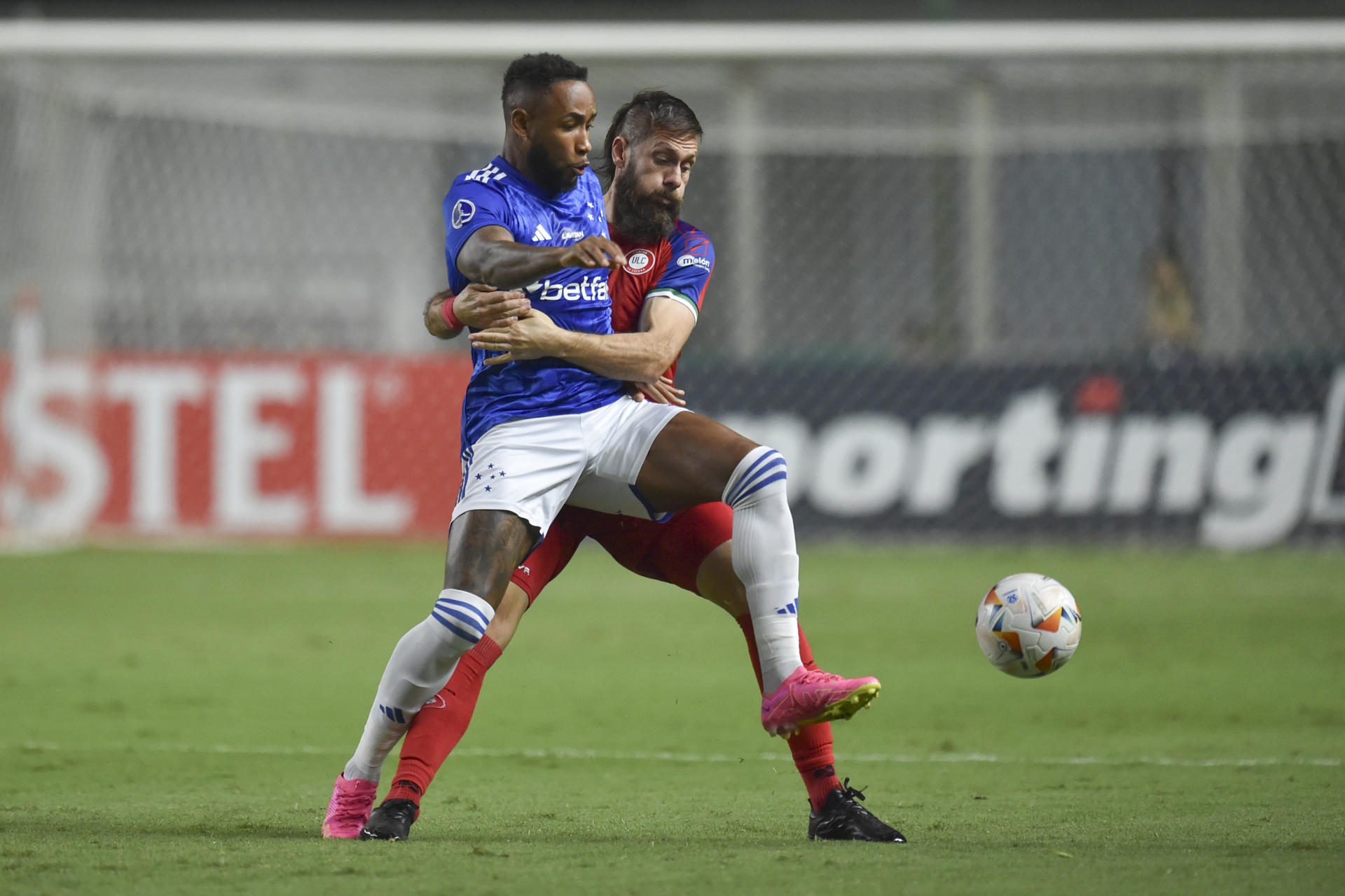 Rafa Silva (i), de Cruzeiro, disputa el balón con Ezequiel Parnisari, de La Calera, en partido de la Copa Sudamericana en el estadio Mineirao en Belo Horizonte (Brasil). EFE/ Yuri Edmundo 