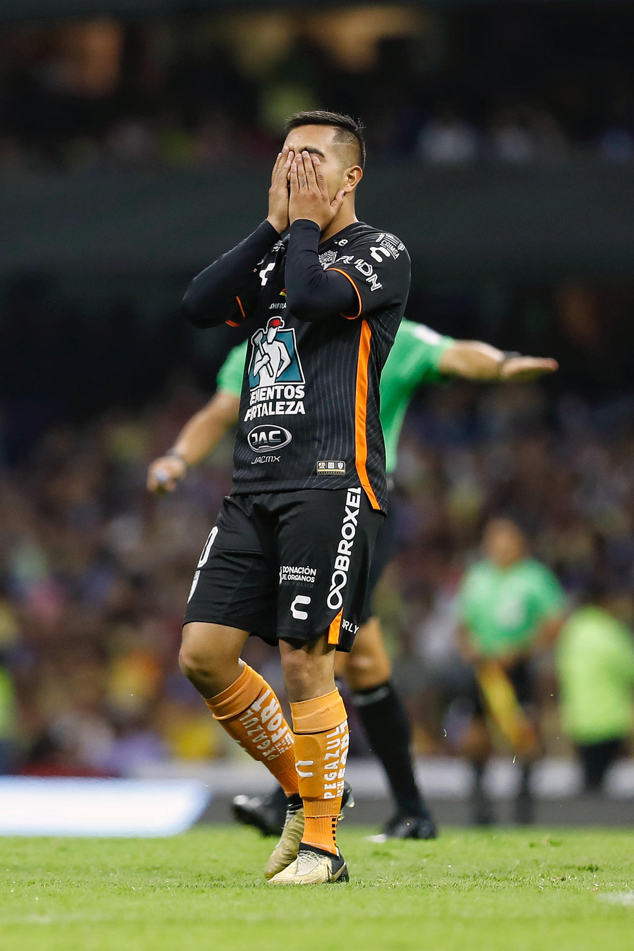 El centrocampista Erick Sánchez lamenta la eliminación de Pachuca en los cuartos de final del torneo Clausura al igualar 1-1 con América en el partido de vuelta jugado en el estadio Azteca, de Ciudad de México. EFE/Sáshenka Gutiérrez 
