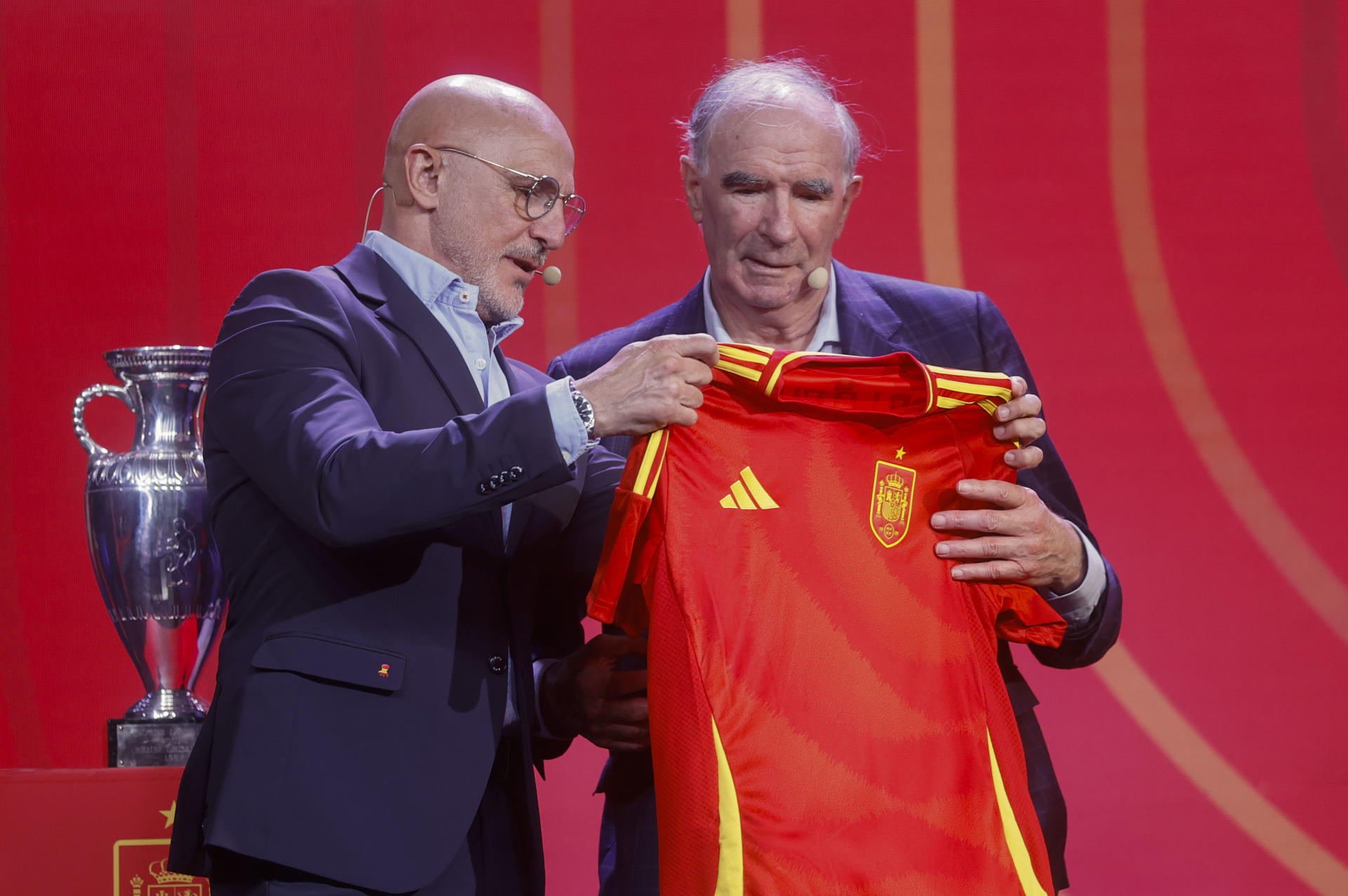 El exfutbolista José Ángel Iribar (d), recibe una camiseta conmemorativa del seleccionador español, Luis de la Fuente, durante la ceremonia de presentación de la primera lista de 29 jugadores convocados para la disputa de la Eurocopa 2024, en la Ciudad del Fútbol de Las Rozas (Madrid). EFE/Fernando Alvarado