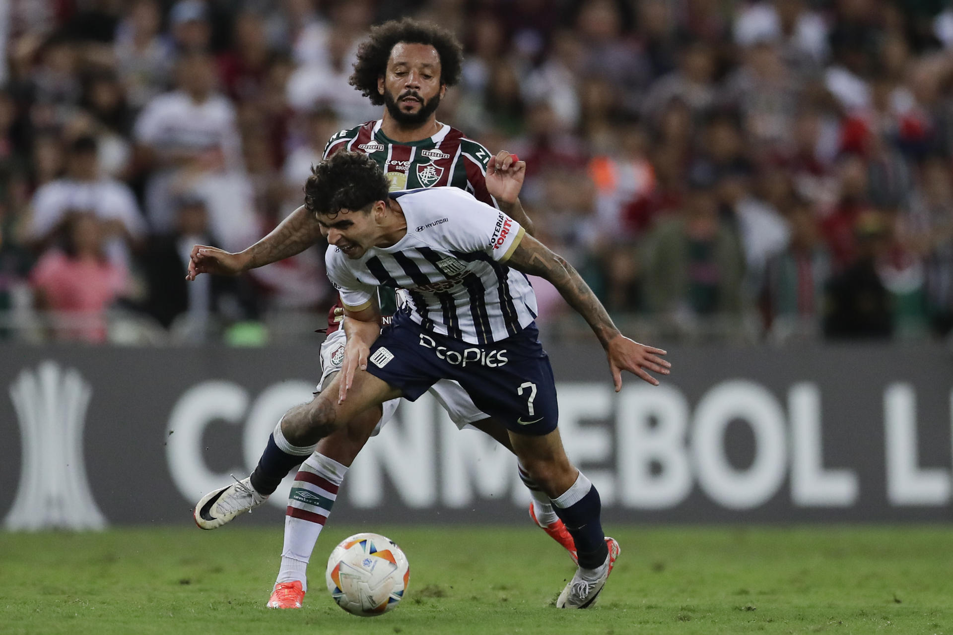 Marcelo disputa el balón con Franco Zanelatto, de Alianza, en el estadio Maracaná en Río de Janeiro (Brasil). EFE/ Andre Coelho 