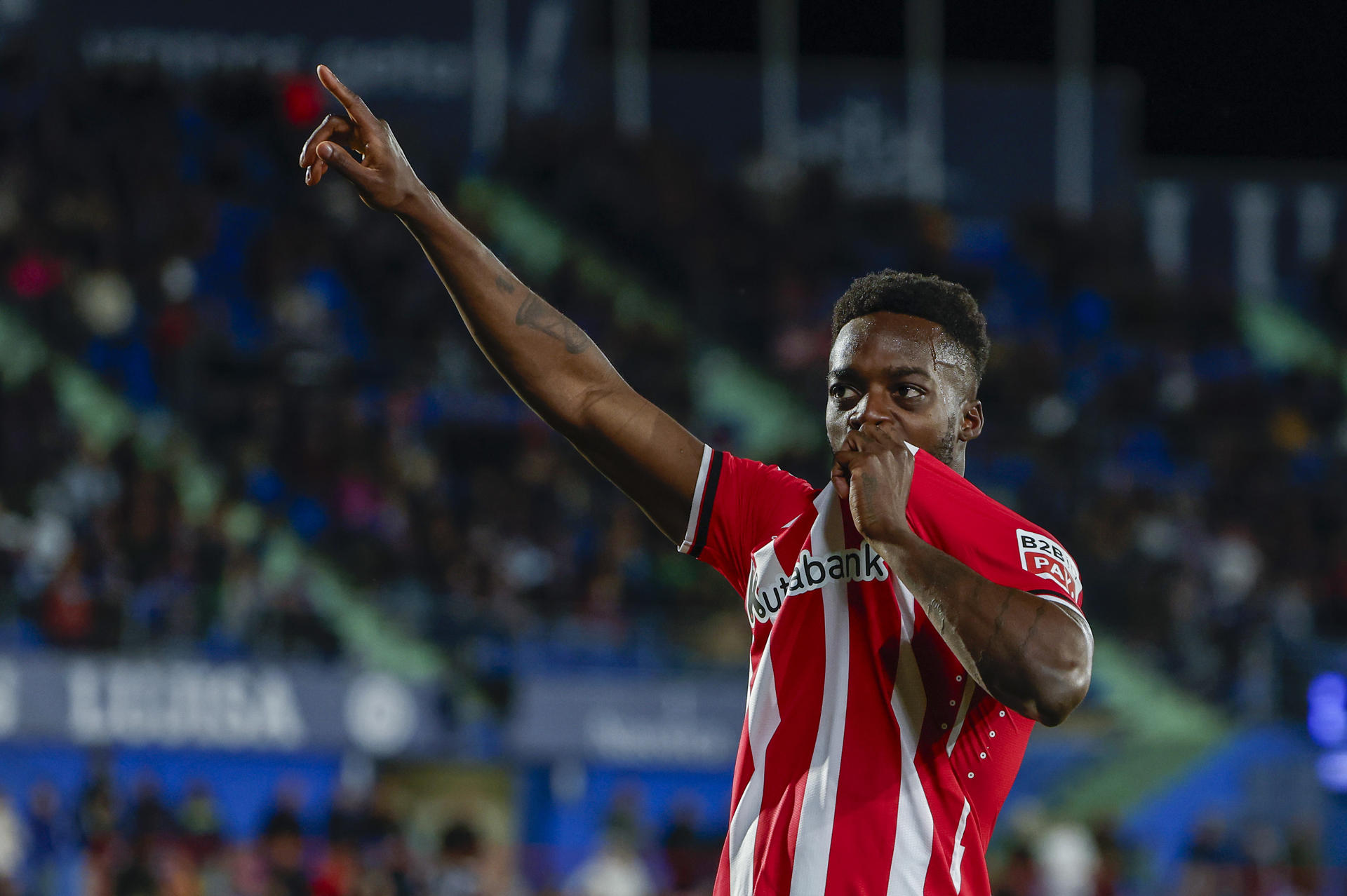El delantero del Athletic Club, Iñaki Williams, celebra el segundo gol del equipo bilbaino durante el encuentro correspondiente a la jornada 34 que Getafe y Athletic Club disputan hoy viernes en el Coliseum de Getafe. EFE / Sergio Pérez. 