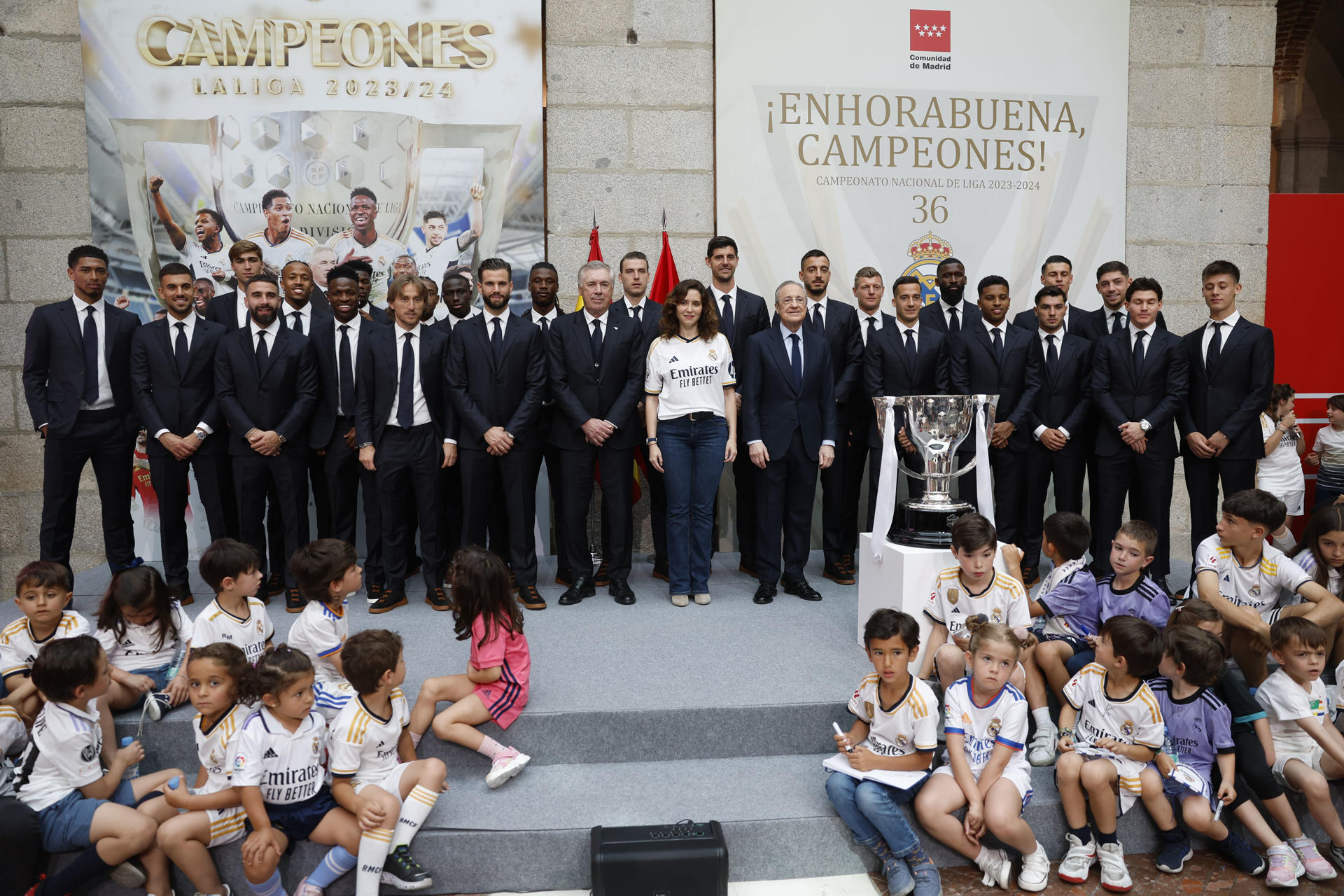rss-efe6f44d78098271887aef421d85f7926e5a6e02f34w El Real Madrid recibe el trofeo de su trigésimo sexta Liga e inicia las celebraciones