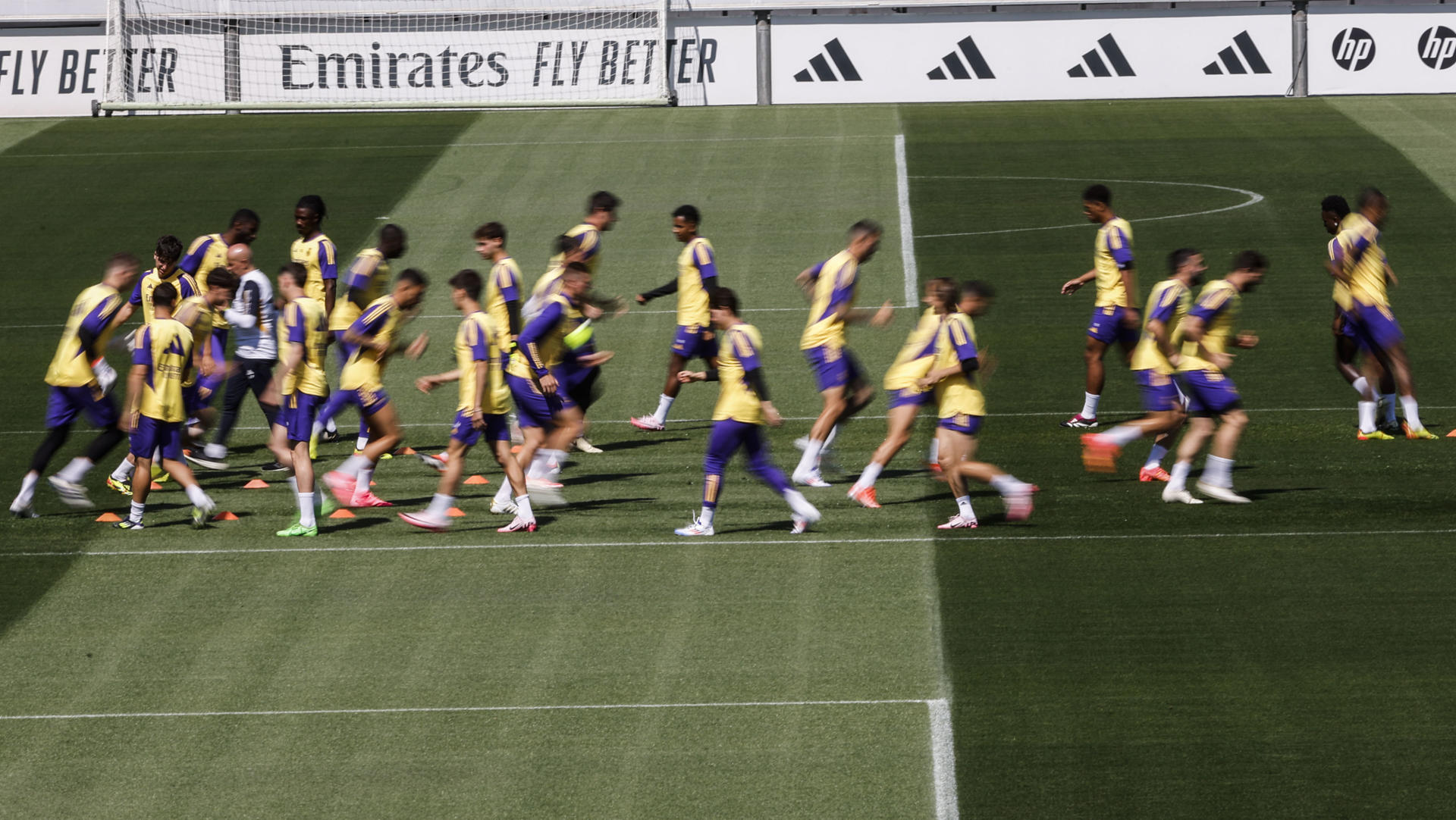 Los jugadores del Real Madrid durante el entrenamiento celebrado este viernes en la Ciudad Deportiva Real Madrid.-EFE/JJ Guillén 