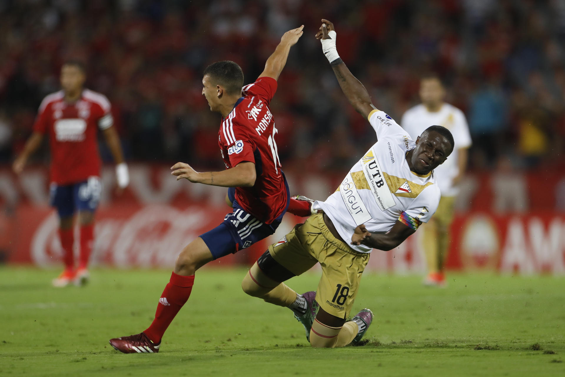 Miguel Ángel Monsalve (i) de Independiente disputa un balón con Diego Medina de Always en un partido de la fase de grupos de la Copa Sudamericana. EFE/ Luis Eduardo Noriega Arboleda 