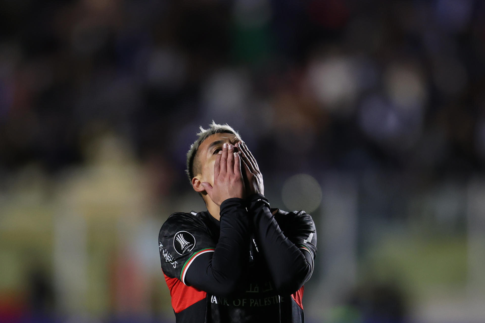 El jugador de Palestino Jorge Abrigo lamenta la derrota por 3-1 sufrida en La Paz por el equipo chileno en el cierre de la fase de grupos de la Copa Libertadores, aunque su tercer puesto en el grupo le permitirá jugar una repesca por un cupo en los octavos de final de la Copa Sudamericana. EFE/ Luis Gandarillas 