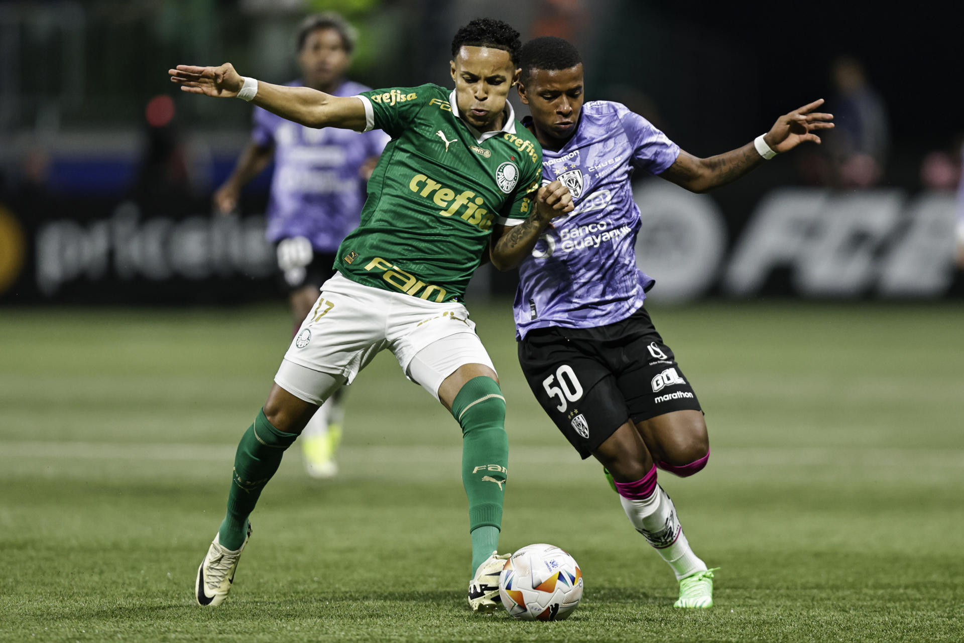 Lázaro Vinícius (i), de Palmeiras, disputa el balón con Keny Arroyo, de Independiente del Valle, en el estadio Allianz Parque en Sao Paulo (Brasil). EFE/ Isaac Fontana 