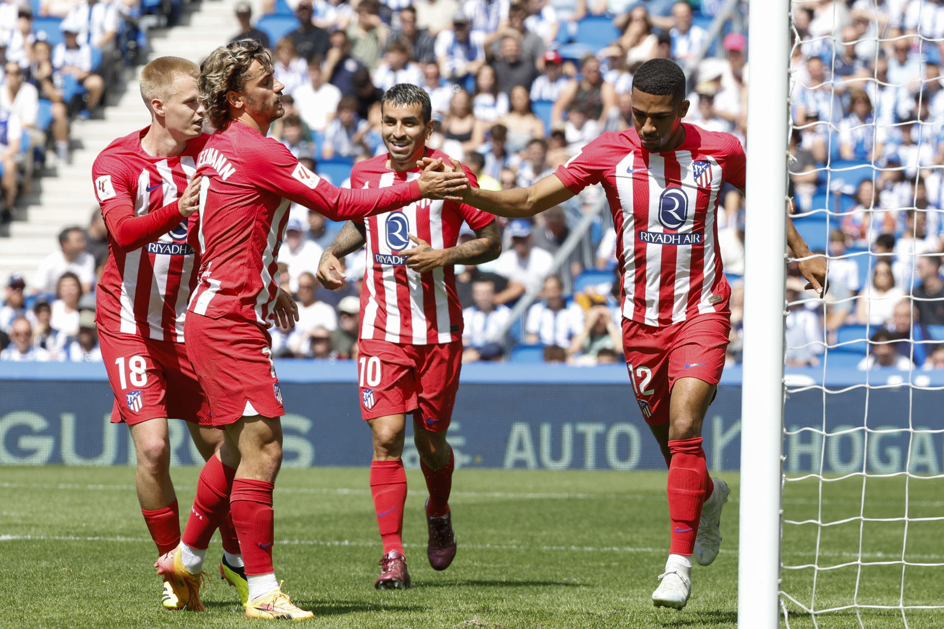 El centrocampista brasileño del Atlético de Madrid Samuel Lino (d), celebra con sus compañeros su gol contra la Real Sociedad, durante el partido de la jornada 38 de LaLiga EA Sports, este sábado en el estadio Reale Arena en San Sebastián.-EFE/ Juan Herrero 
