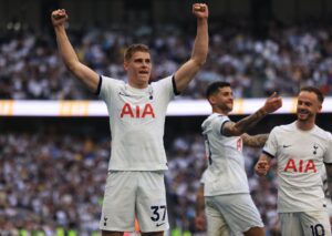 alt 2-1. Pedro Porro y Van de Ven creen en la 'Champions' y mandan al Burnley a Championship