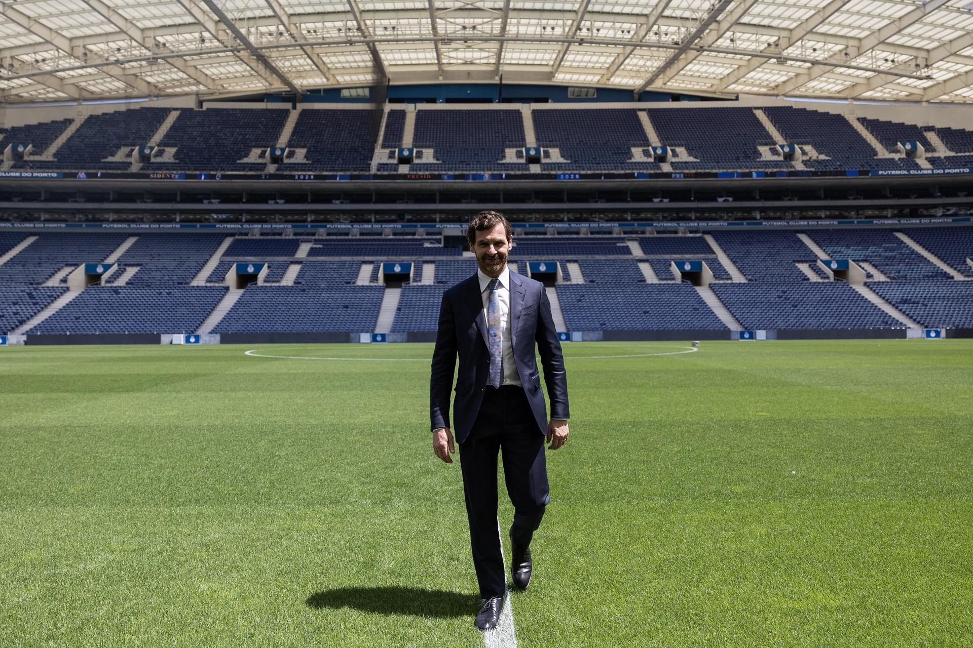 El extécnico André Villas-Boas es felicitado por el exjugador del Oporto y del Atlético de Madrid, Maniche (i), tras tomar posesión este martes como nuevo presidente del Oporto. EFE/FC Oporto 