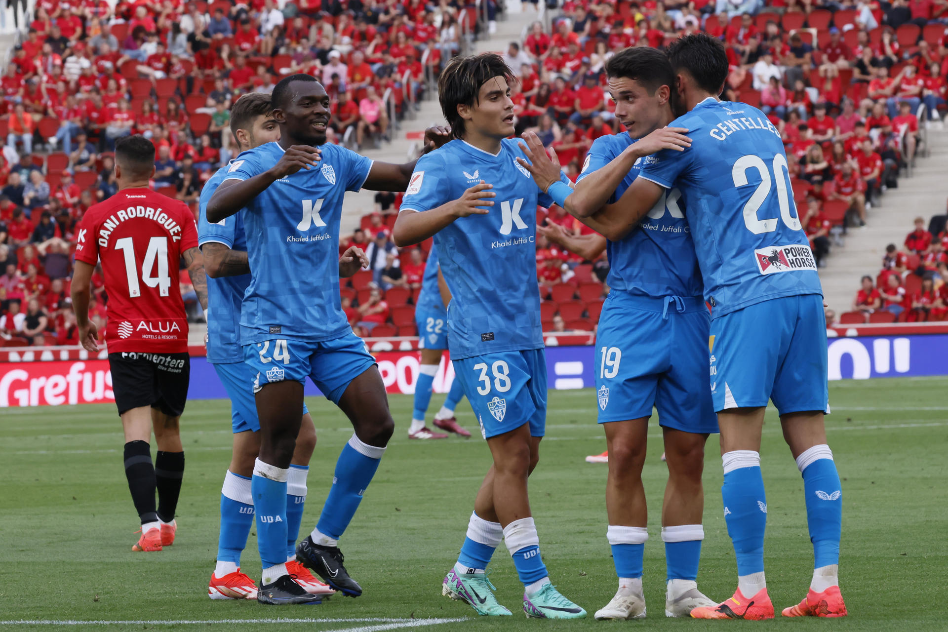 El delantero de la UD Almería Arribas (2d) celebra tras anotar el 1-1 del empate durante el encuentro correspondiente a la jornada 37 de Primera División que disputan hoy domingo RCD Mallorca y Almería en el estadio de Son Moix, en la capital balear. EFE/CATI CLADERA 