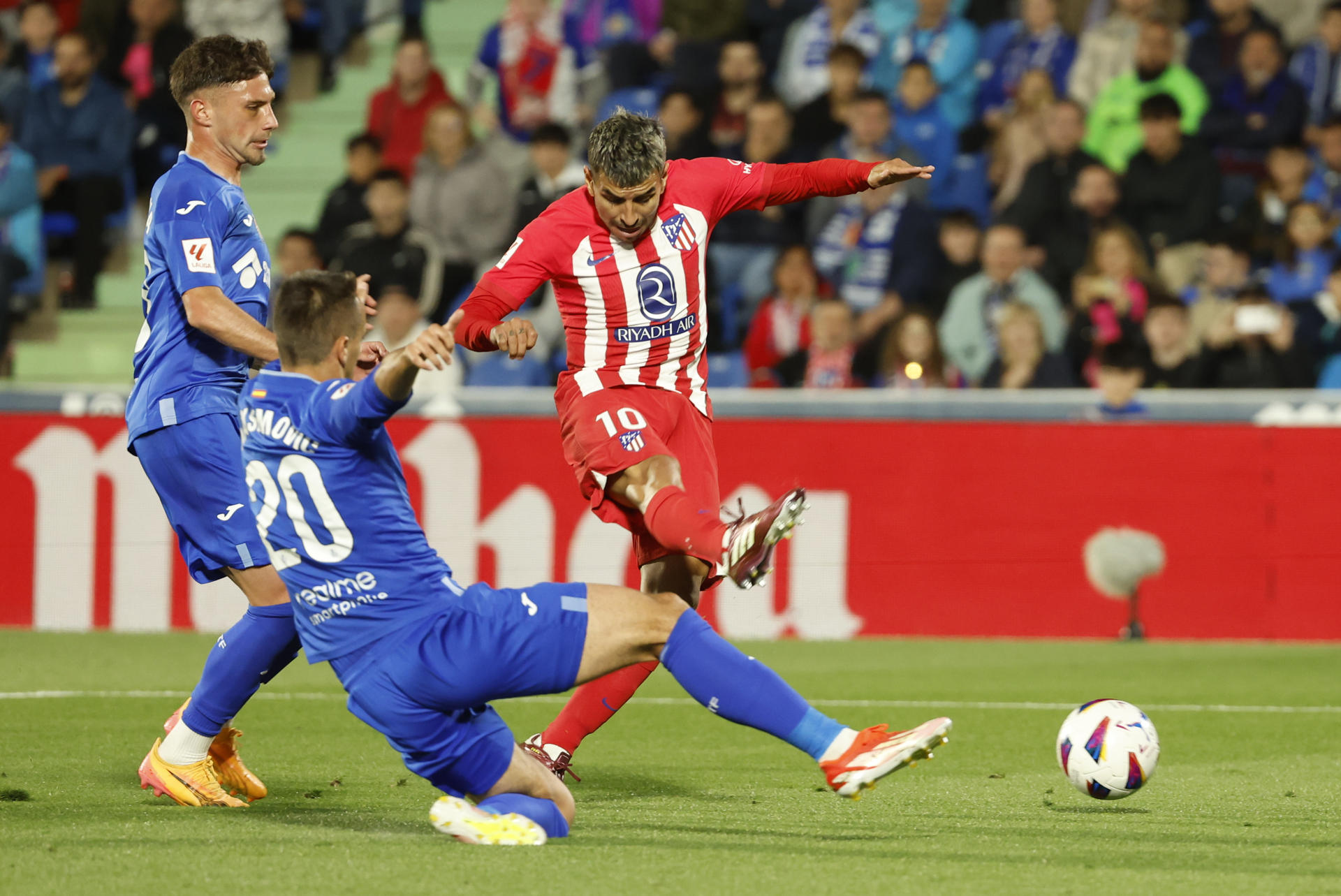 El delantero del Atlético de Madrid Ángel Correa (d) realiza un disparo a portería durante el encuentro correspondiente a la jornada 36 de Primera División en el Coliseum de Getafe. EFE / Mariscal 