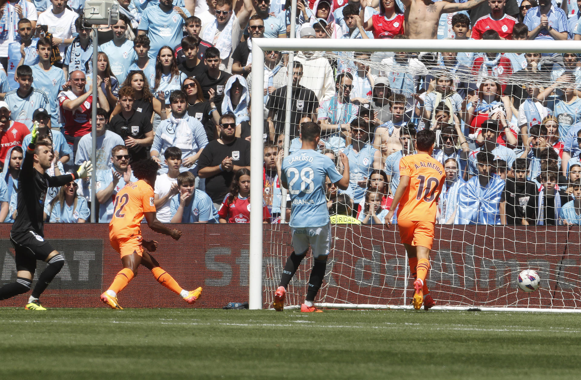 Los jugadores del Valencia celebran el gol en propia puerta del Celta de Vigo, durante el último partido de LaLiga EA Sports en el estadio Balaídos este domingo. EFE / Salvador Sas