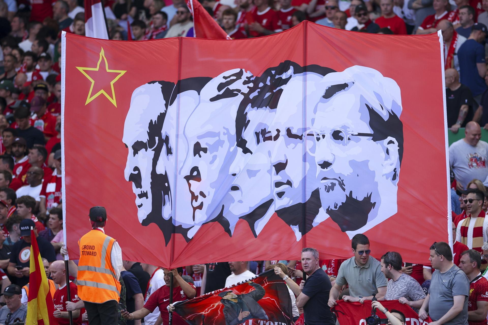Los hinchas del Liverpool despiden a Jurgen Klopp. EFE/EPA/ADAM VAUGHAN 