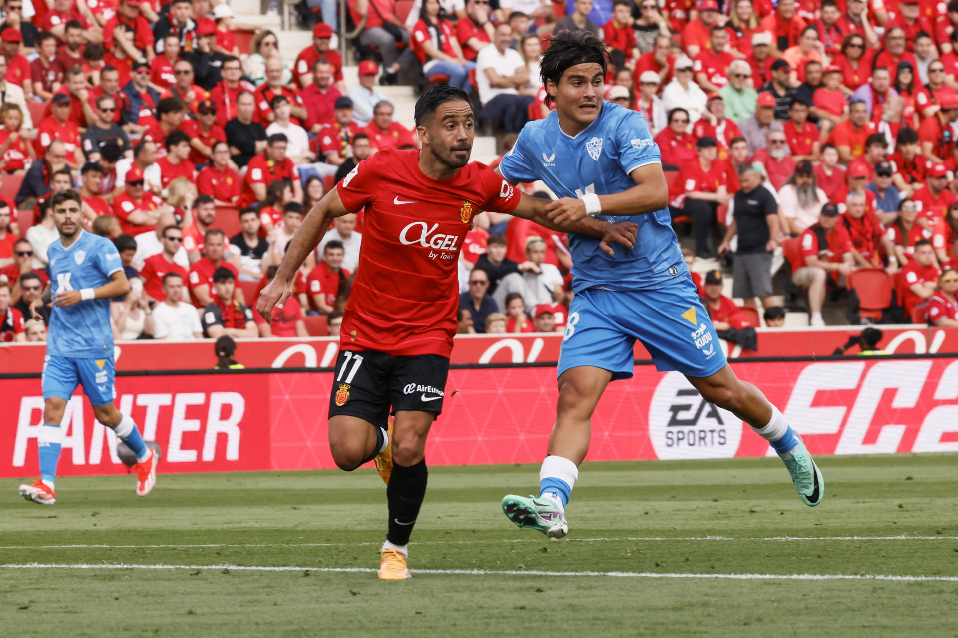 El defensa del RCD Mallorca Jaume Costa (i) pelea una posesión con el extremo argentino de la UD Almería Luka Romero (d) durante el encuentro correspondiente a la jornada 37 de Primera División que disputan hoy domingo RCD Mallorca y Almería en el estadio de Son Moix, en la capital balear. EFE/CATI CLADERA 