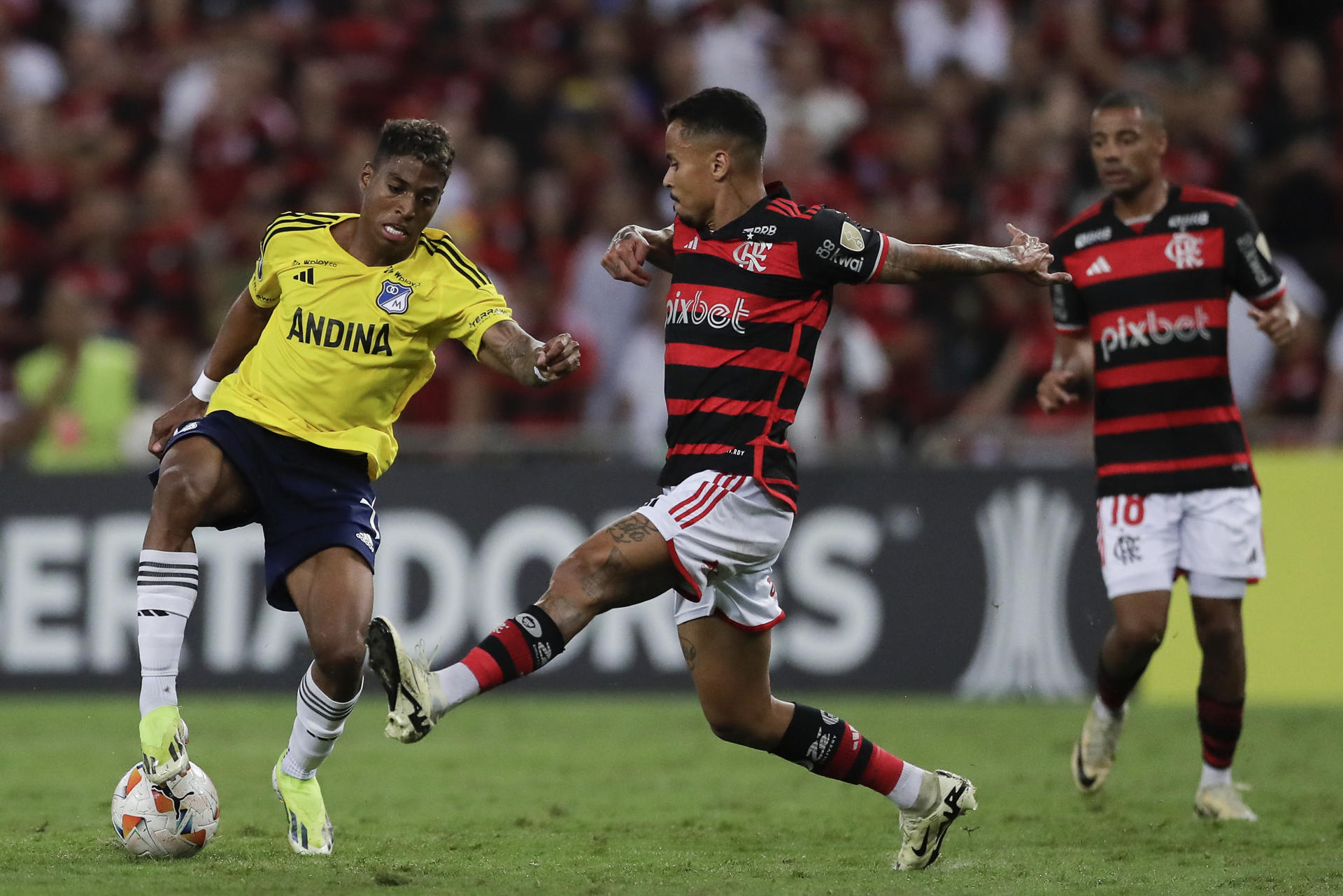 Nicolás de la Cruz (d) de Flamengo disputa el balón con Emerson Rivaldo Rodríguez de Millonarios en un partido de la Copa Libertadores en Río de Janeiro (Brasil). EFE/Andre Coelho 