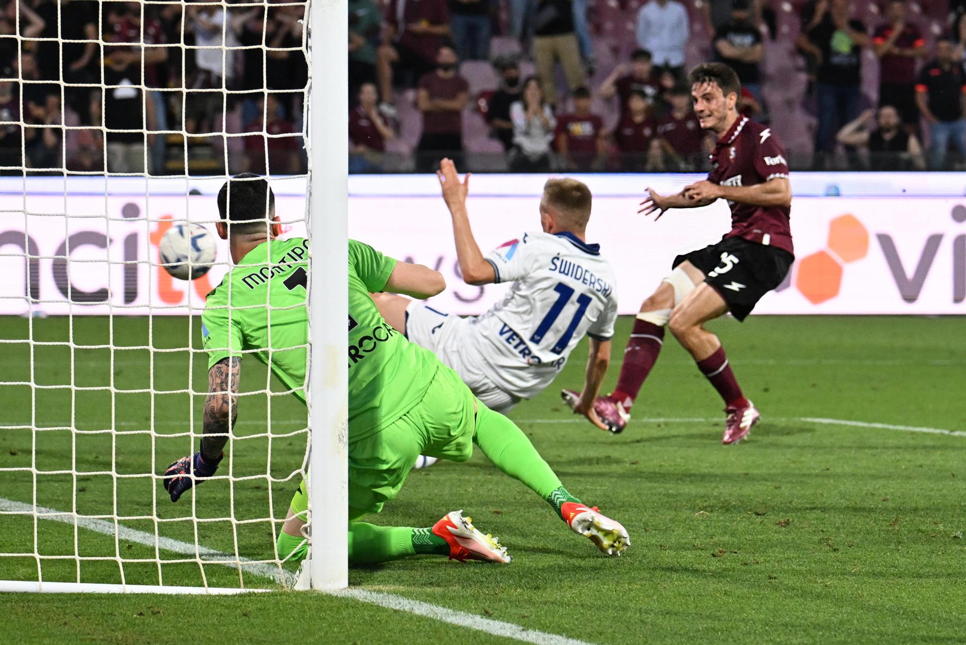 El jugador de la Salernitana Giulio Maggiore marca durante el partido de la Serie A italiana en el que el Hellas Verona FC, con su triunfo por 1-2, aseguró su permanencia un año más en la máxima competición. EFE/EPA/MASSIMO PICA 