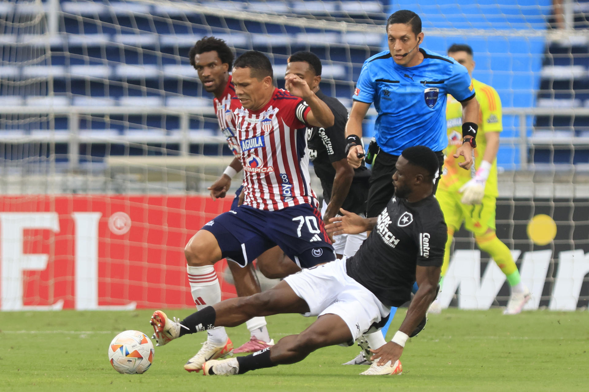 El capitán del Junior, Carlos Bacca, disputa el balón con Bastos, de Botafogo, en partido de este martes en el estadio Metropolitano en Barranquilla (Colombia). EFE/ Ricardo Maldonado Rozo 