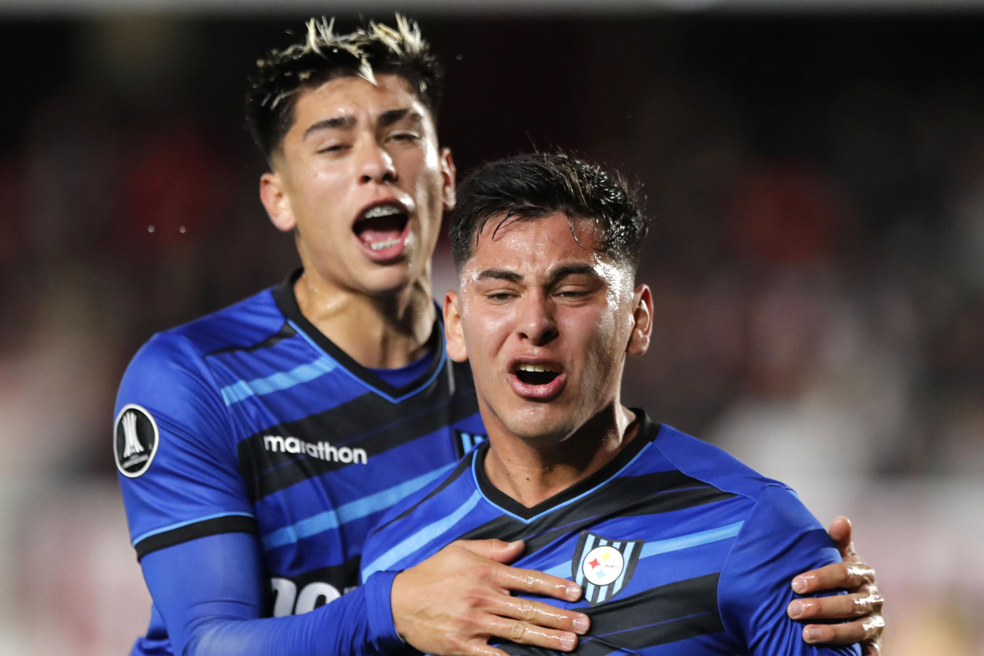 Maximiliano Rodríguez (d), de Huachipato, fueron registrados este miércoles, 29 de mayo, al celebrar un gol que le anotó a Estudiantes de Argentina, durante un partido del grupo C de la Copa Libertadores, en el estadio Jorge Luis Hirschi de La Plata (Argentina). EFE/Demián Estevez 