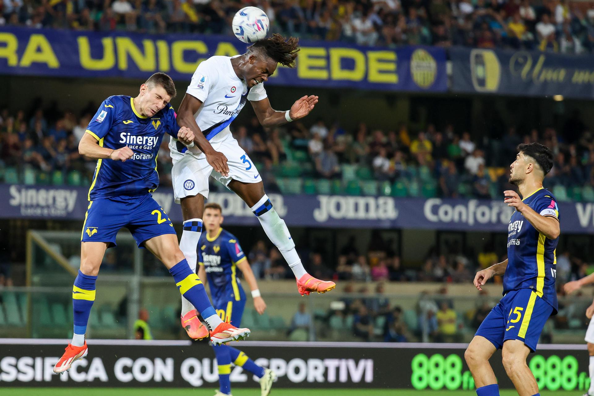 Yann Bisseck despeja un centro. EFE/EPA/SIMONE VENEZIA 