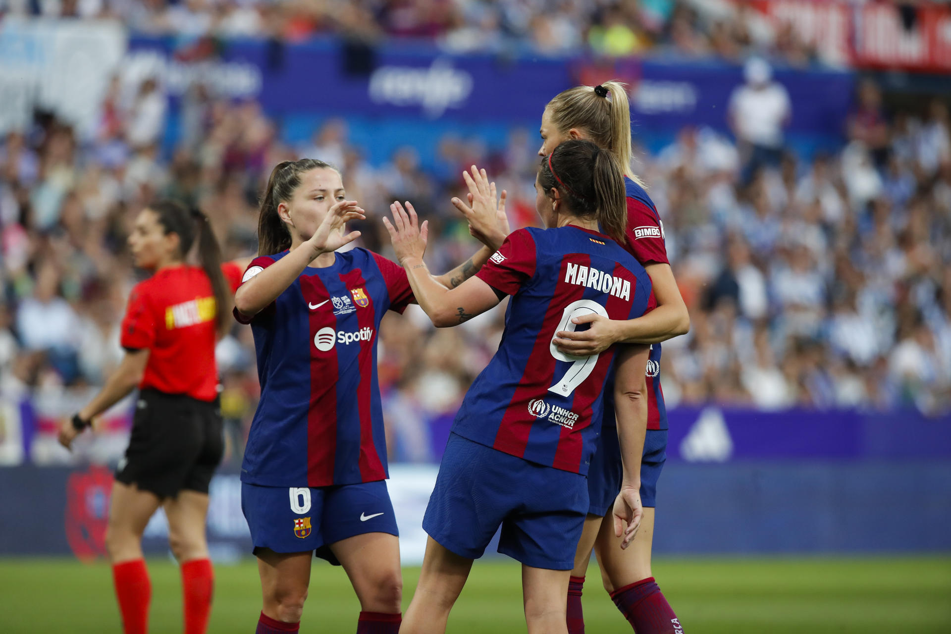 La delantera del Barcelona Mariona Caldentey (d) celebra con sus compañeras tras marcar el octavo gol ante la Real Sociedad, durante la final de la Copa de la Reina de fútbol que FC Barcelona y Real Sociedad disputaron en el estadio de La Romareda, en Zaragoza. EFE/Javier Cebollada 