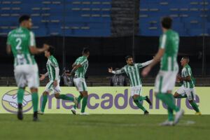 alt 2-1. Racing vence a Nacional, sigue invicto y se acerca a los octavos de la Sudamericana
