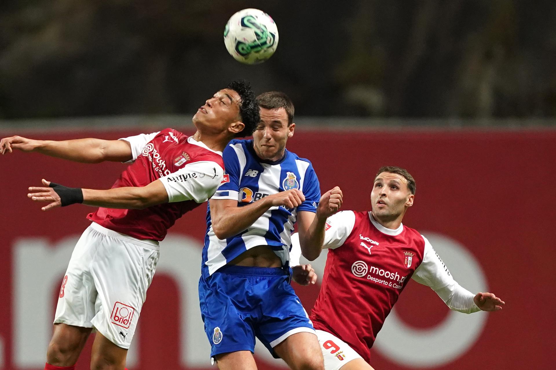 Vitor Carvalho (i), del Spoting de Braga, fue registrado este sábado, 18 de mayo, al disputar un balón con Nico, del Porto, durante un partido de la 34 y última fecha de la Liga portuguesa de fútbol, en el Estadio Municipal de Braga (Portugal). EFE/Hugo Delgado