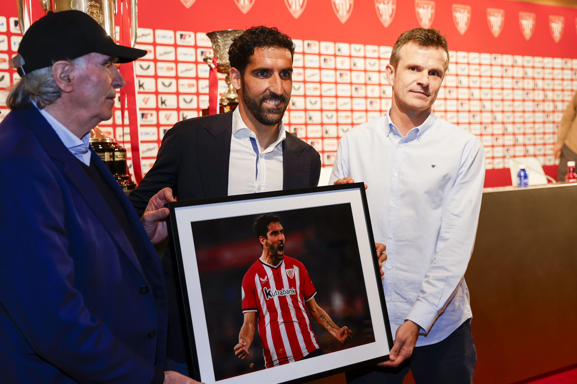 Raúl García, (c) jugador del Athletic, junto al presidente de la entidad Jon Uriarte, (d) y José Ángel Iribar, (i) tras anunciar este jueves que se retira del fútbol en activo al final de temporada. EFE/Luis Tejido 