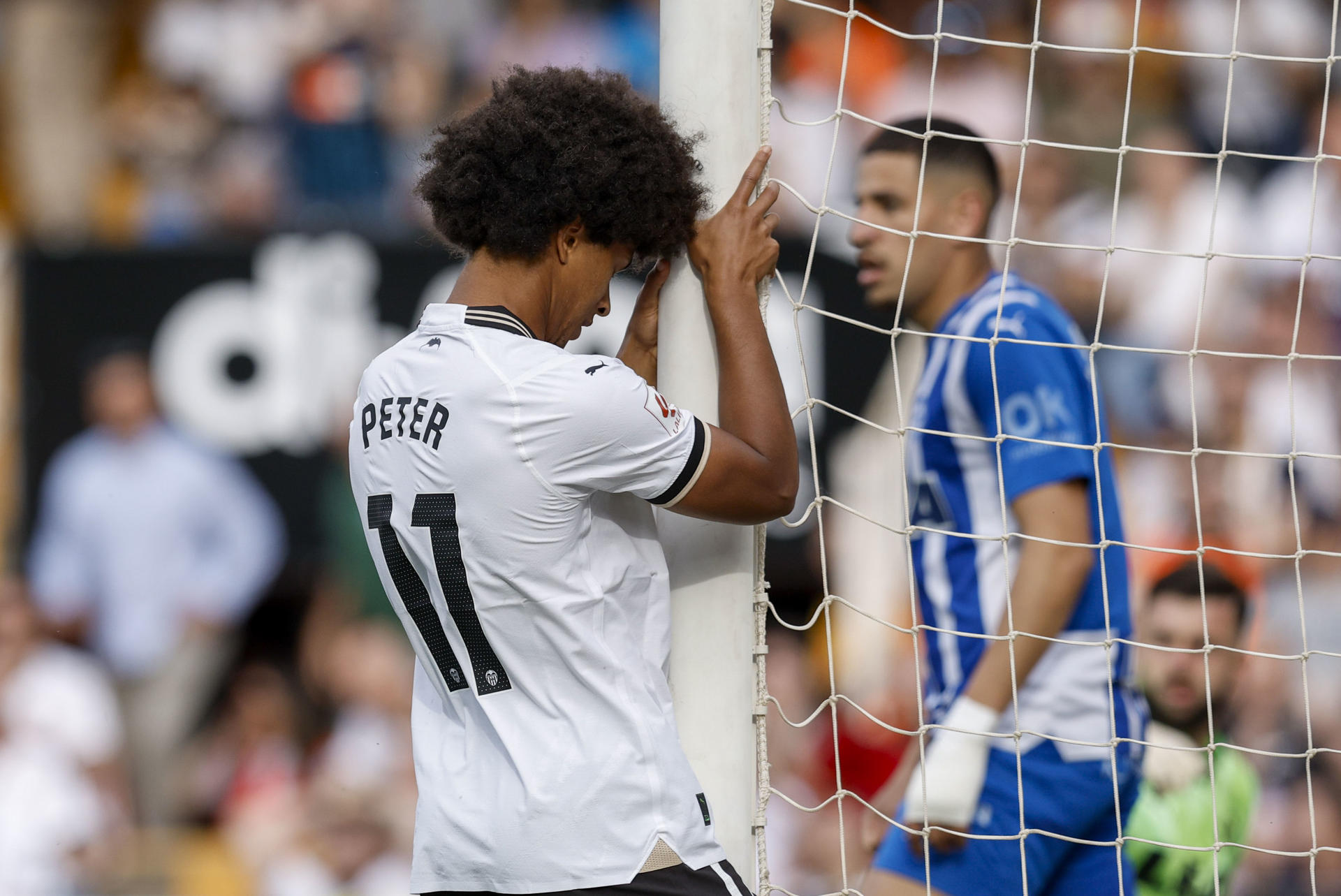 El delantero del Valencia, Peter Federico, se lamenta de una ocasión fallada durante el encuentro correspondiente a la jornada 34 de Primera División que disputaron Valencia y Alavés en el estadio de Mestalla, en Valencia. EFE / Kai Forsterling. 