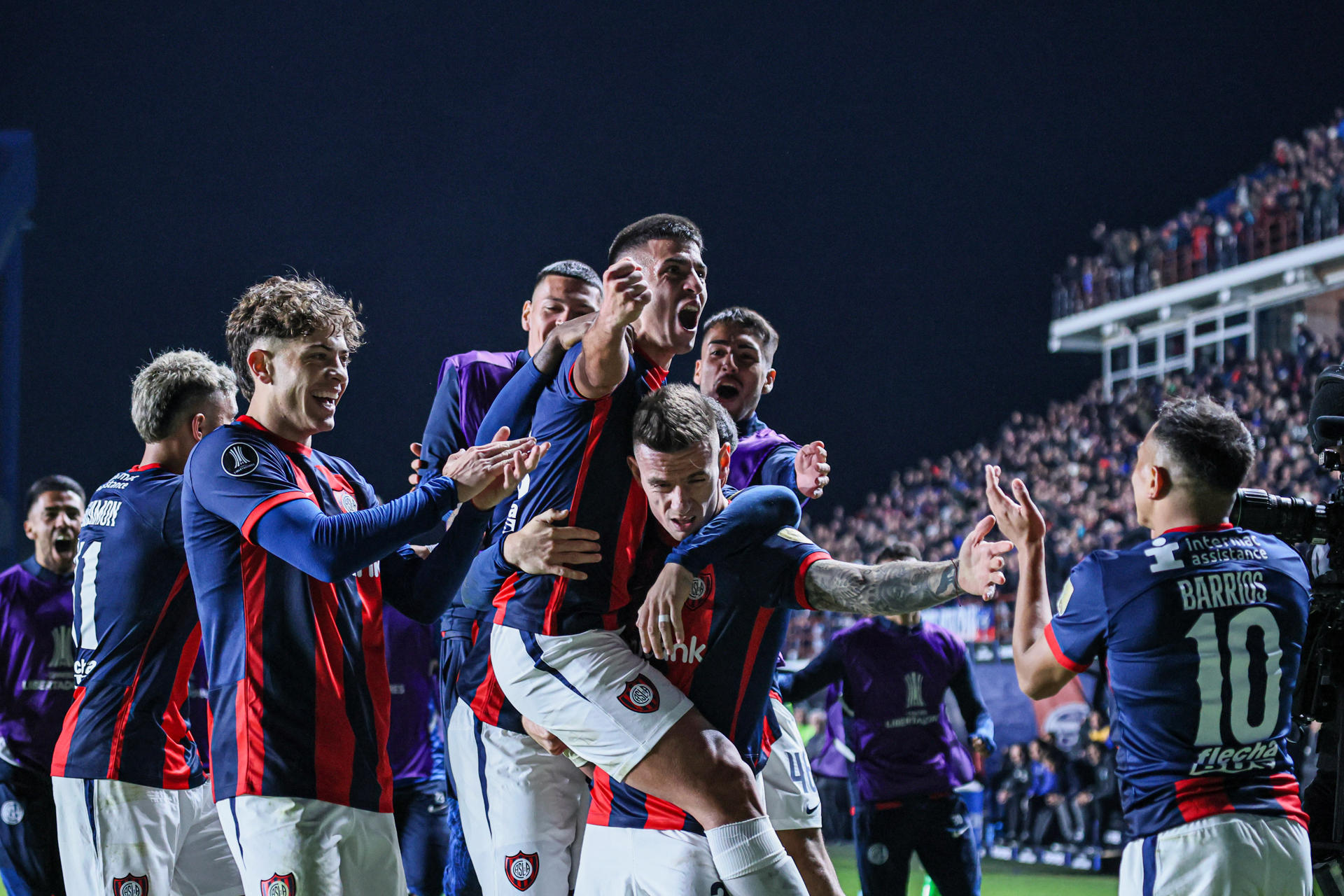 Jugadores de San Lorenzo celebran un gol en un partido de la fase de grupos de la Copa Libertadores. EFE/ Luciano González 