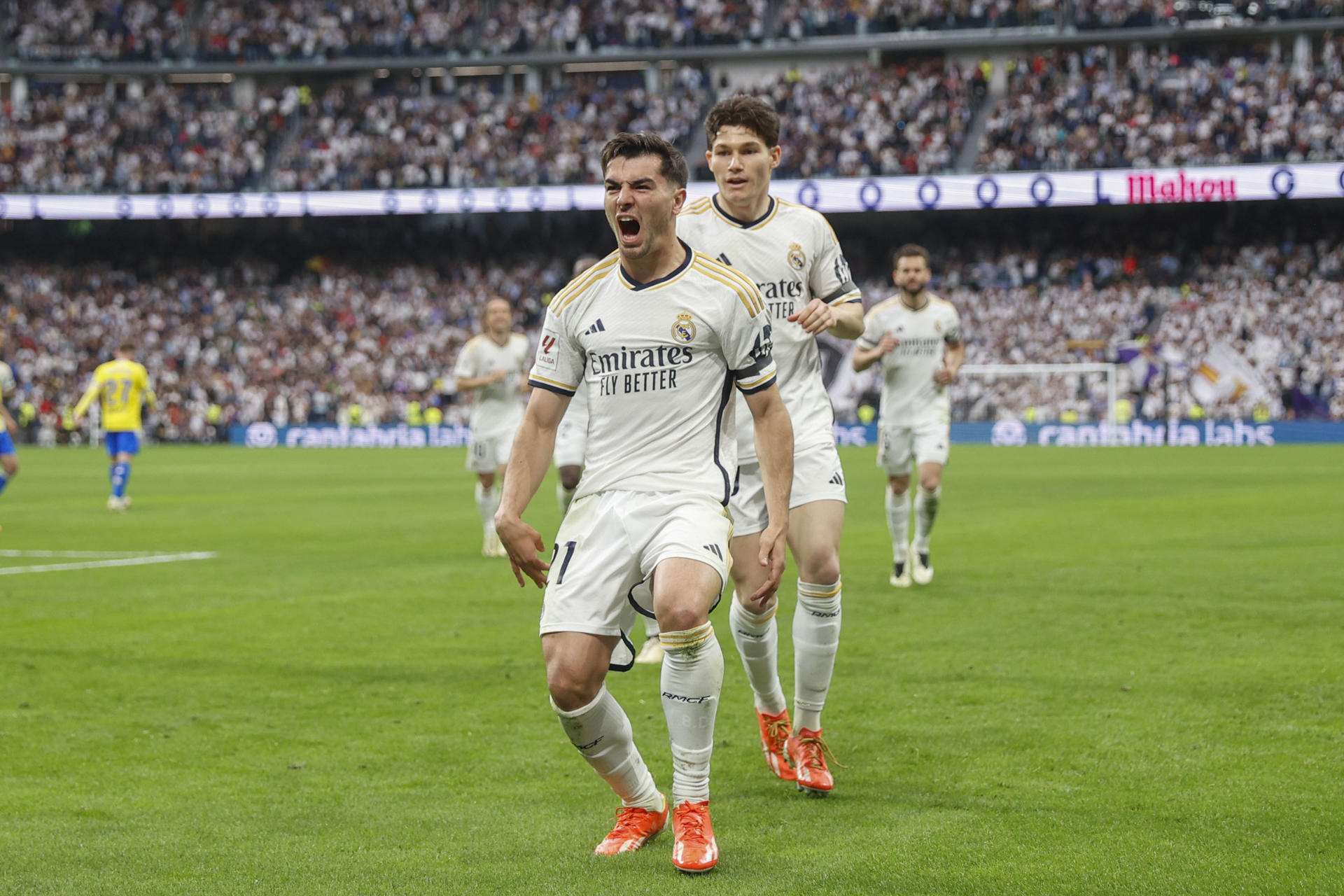 El centrocampista del Real Madrid Brahim Díaz celebra tras anotar el 1-0 durante el partido de la jornada 34 de la Liga EA Sports que disputaron Real Madrid y Cádiz en el estadio Santiago Bernabéu en Madrid. EFE/Rodrigo Jiménez 