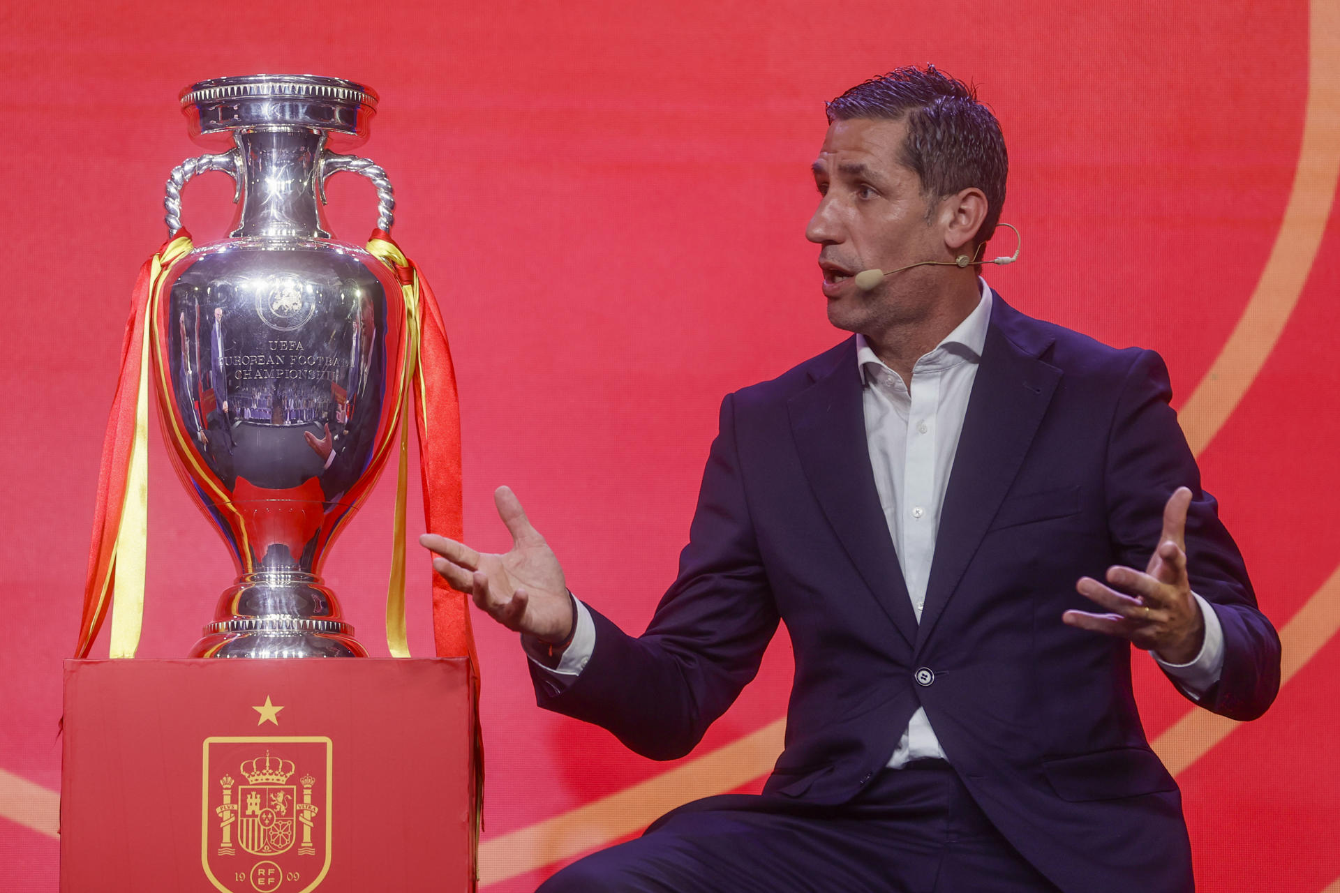 El exfutbolista Joan Capdevila durante la presentación de la primera lista de 29 jugadores convocados para la disputa de la Eurocopa 2024, en la Ciudad del Fútbol de Las Rozas (Madrid). EFE/Fernando Alvarado