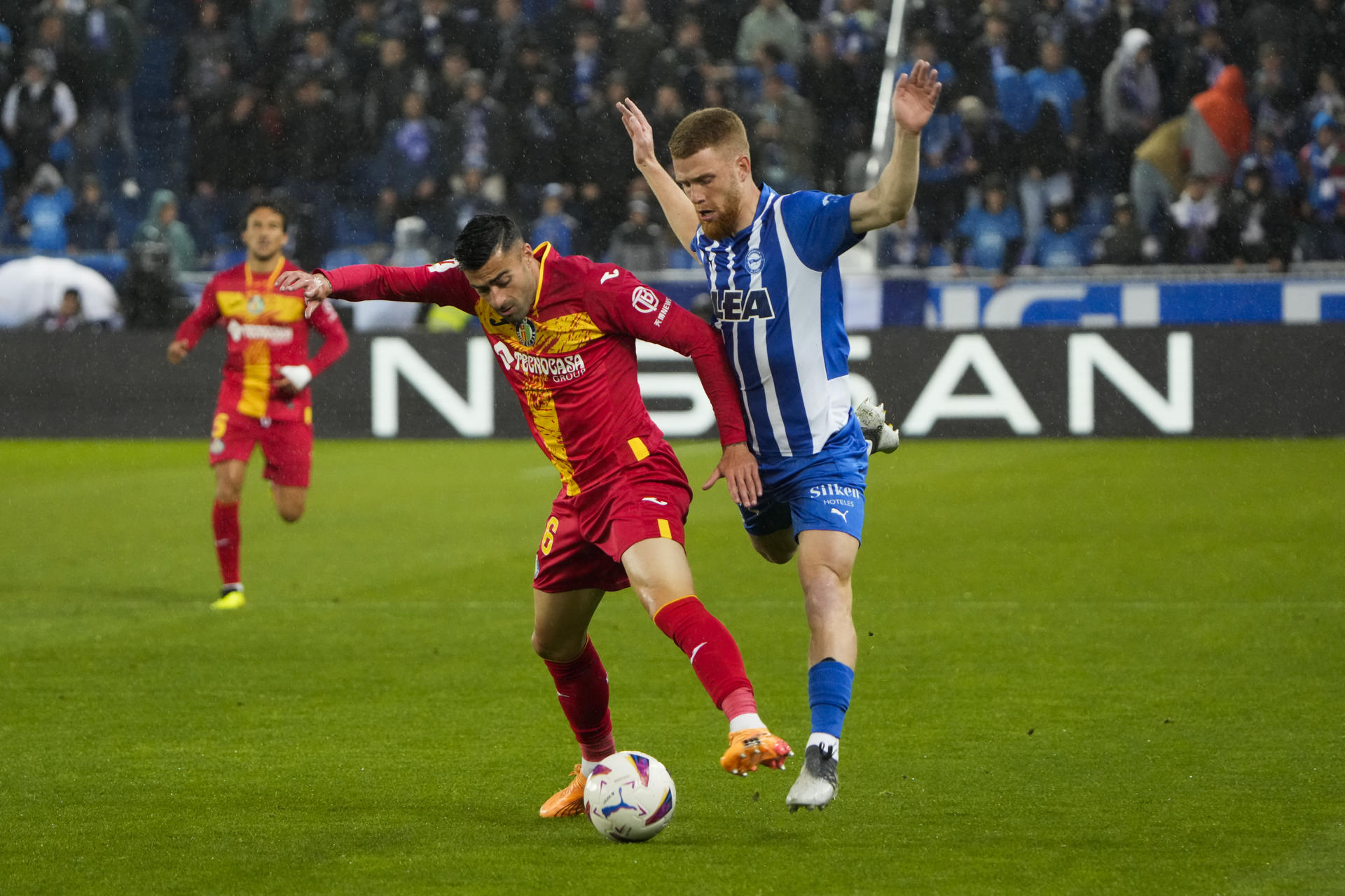 El extremo del Deportivo Alavés Carlos Vicente (d) ante el defensa del Getafe Diego Rico (i) durante el encuentro correspondiente a la jornada 37 de LaLiga EA Sports disputad entre el Deportivo Alavés y el Getafe en el estadio de Mendizorrotza de Vitoria. EFE/ADRIAN RUIZ-HIERRO
