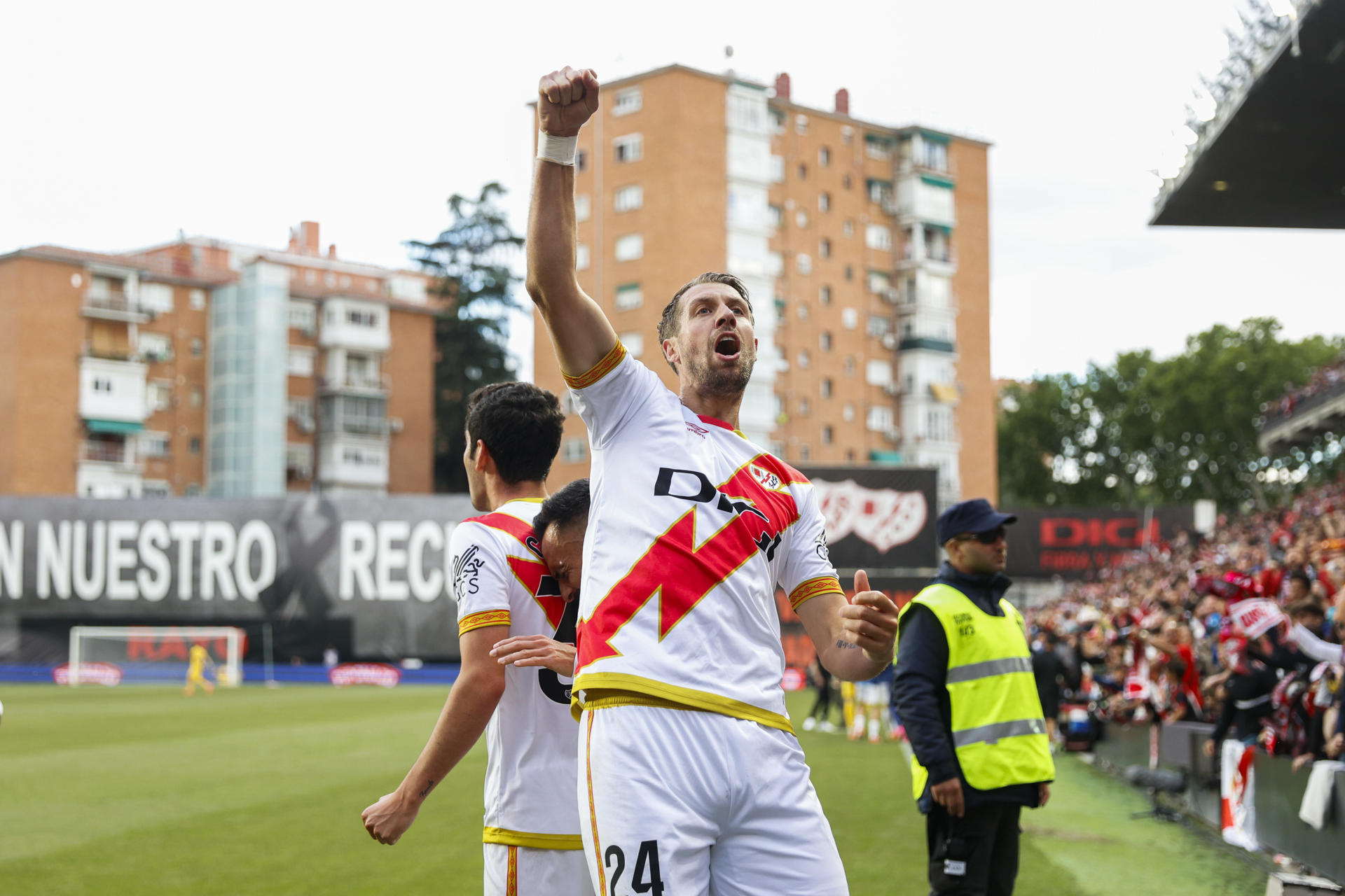 El defensa del Rayo Vallecano Florian Lejeune (c) celebra tras marcar el 1-0 durante el encuentro de la jornada 36 de LaLiga entre Rayo Vallecano y Granada CF, este miércoles en el Estadio de Vallecas. EFE/ Rodrigo Jiménez 