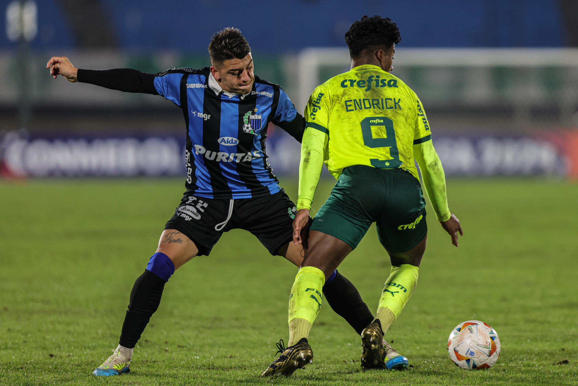 El defensor de Liverpool Diego García (i) disputa el balón con el delantero de Palmeiras Endrick durante el partido de la cuarta jornada del Grupo F de la Copa Libertadores que el equipo brasileño ganó este jueves por 0-5 en el estadio Centenario en Montevideo. EFE/ Gastón Britos 